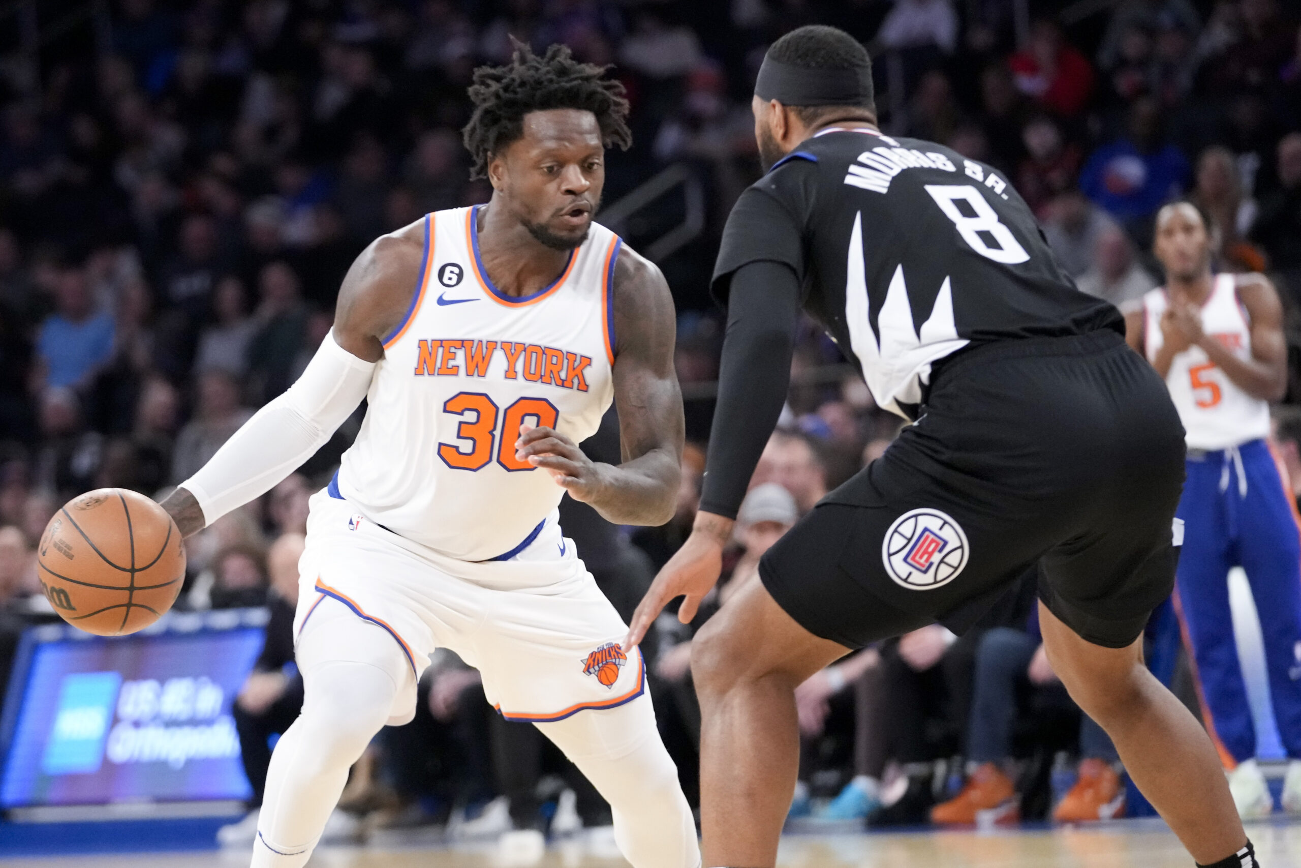 New York Knicks forward Julius Randle (30) drives against Los...