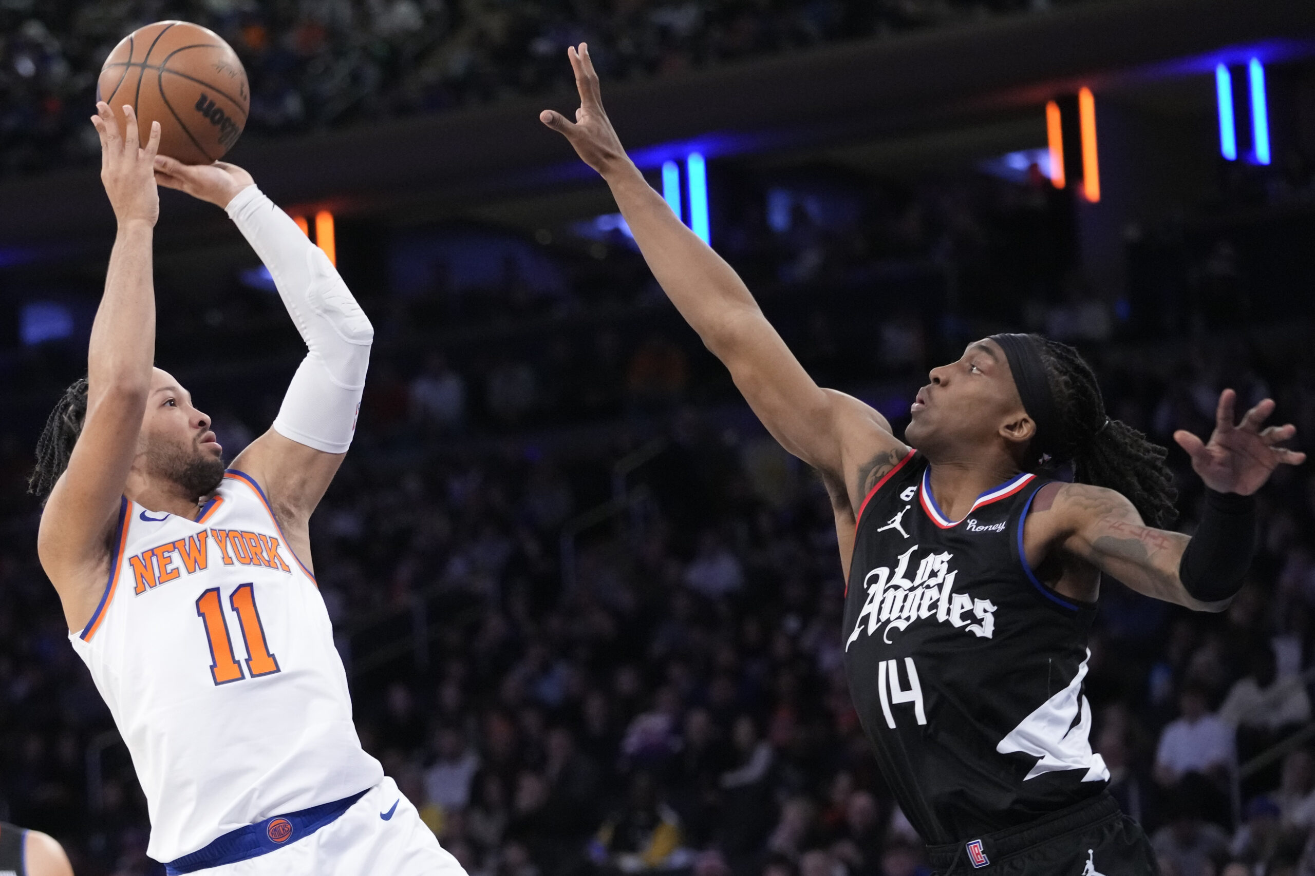 New York Knicks guard Jalen Brunson (11) shoots over Los...