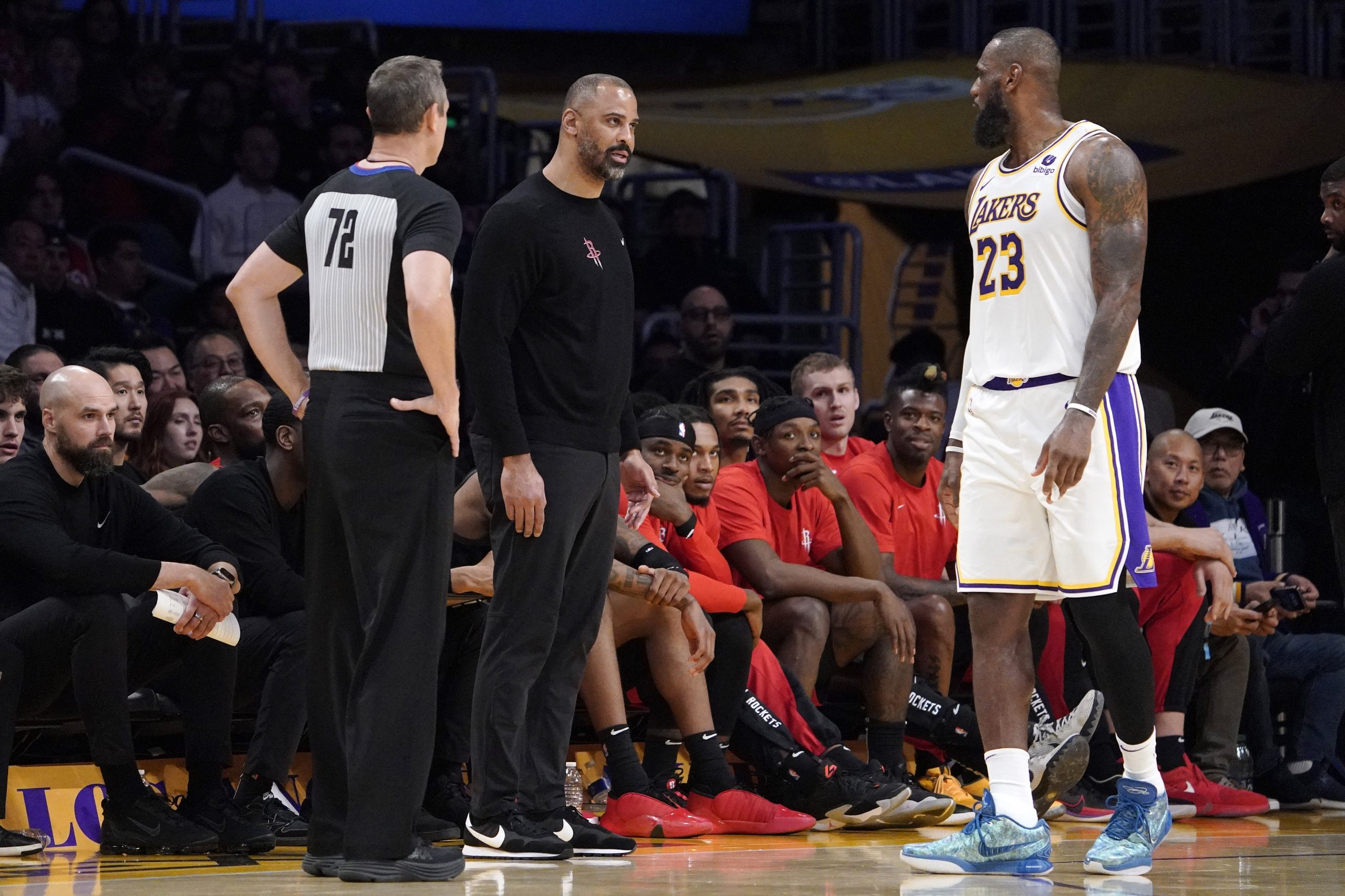 Houston Rockets head coach About Ime Udoka, center, and Los...
