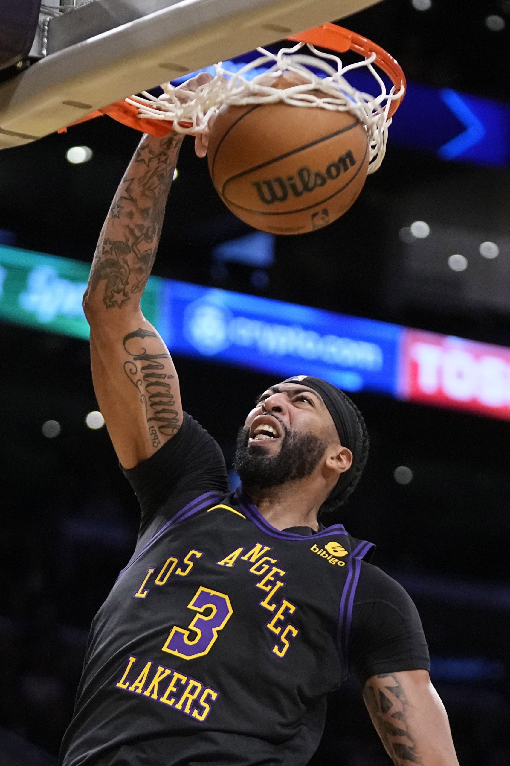 Lakers forward Anthony Davis dunks during the first half of...