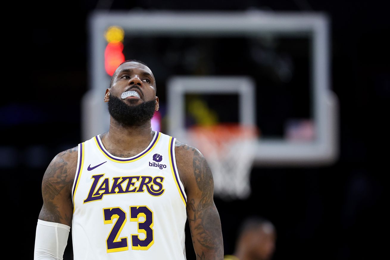 Golden State Warriors v Los Angeles Lakers