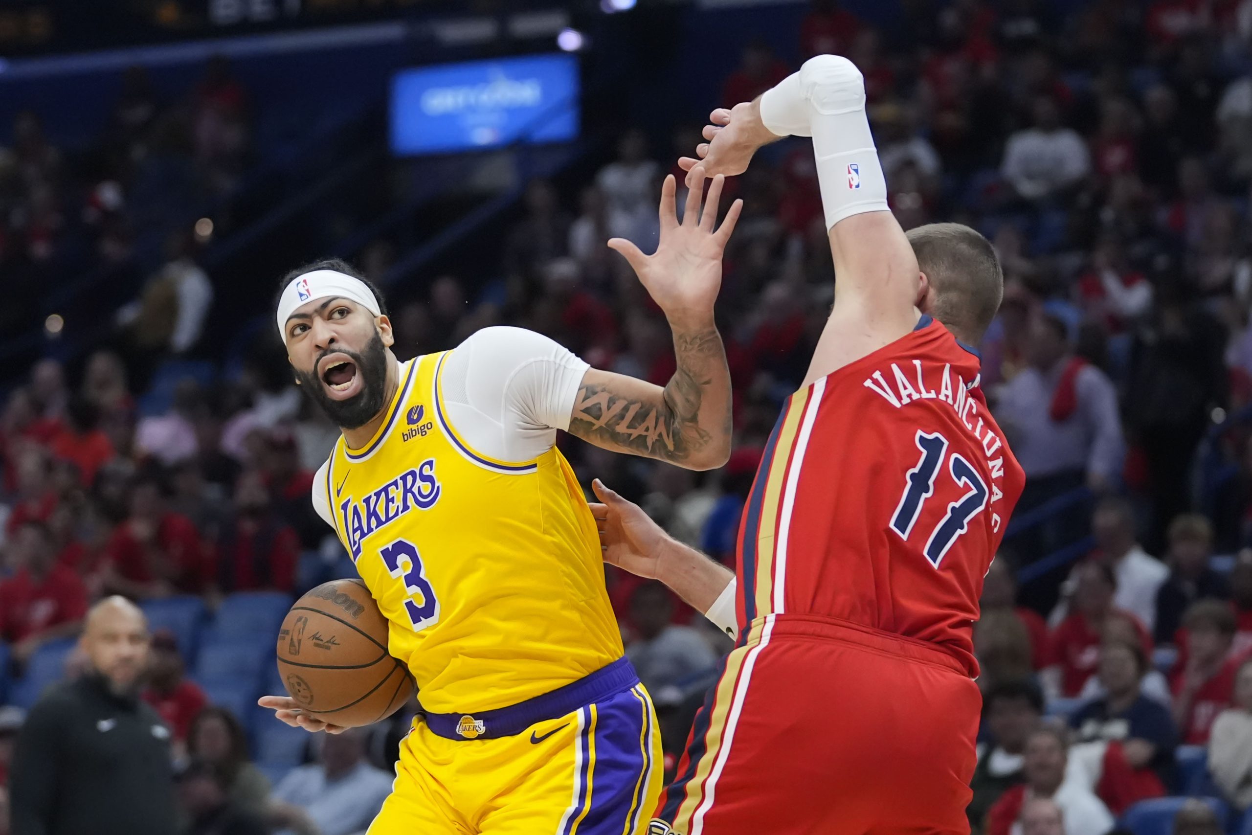Lakers forward Anthony Davis (3) battles near the basket with...