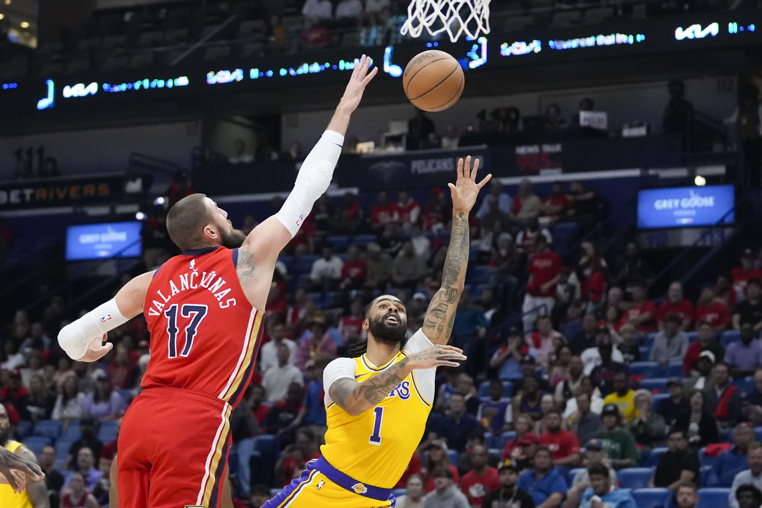 Lakers guard D’Angelo Russell (1) shoots against New Orleans Pelicans...