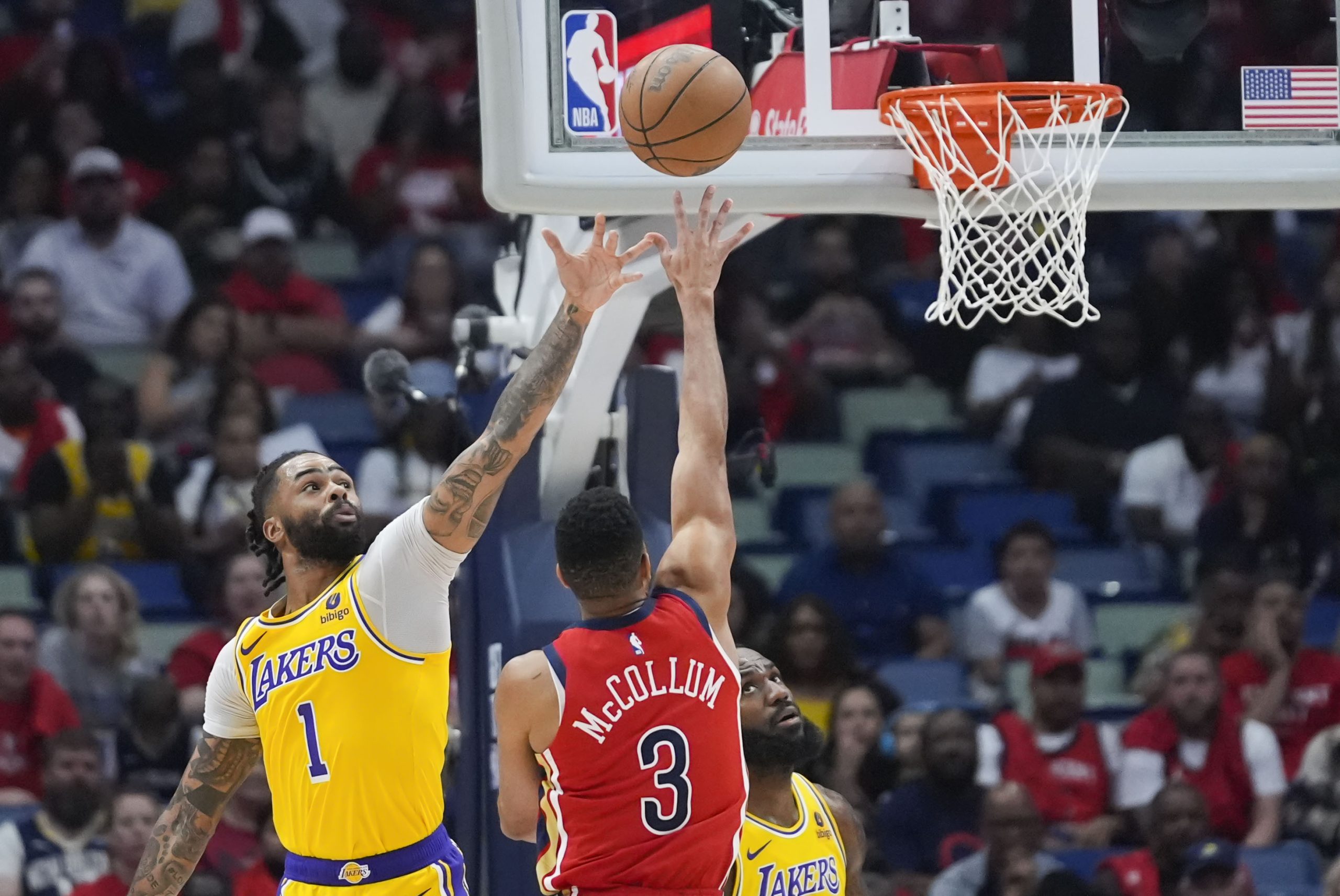 New Orleans Pelicans guard CJ McCollum (3) shoots as Lakers...