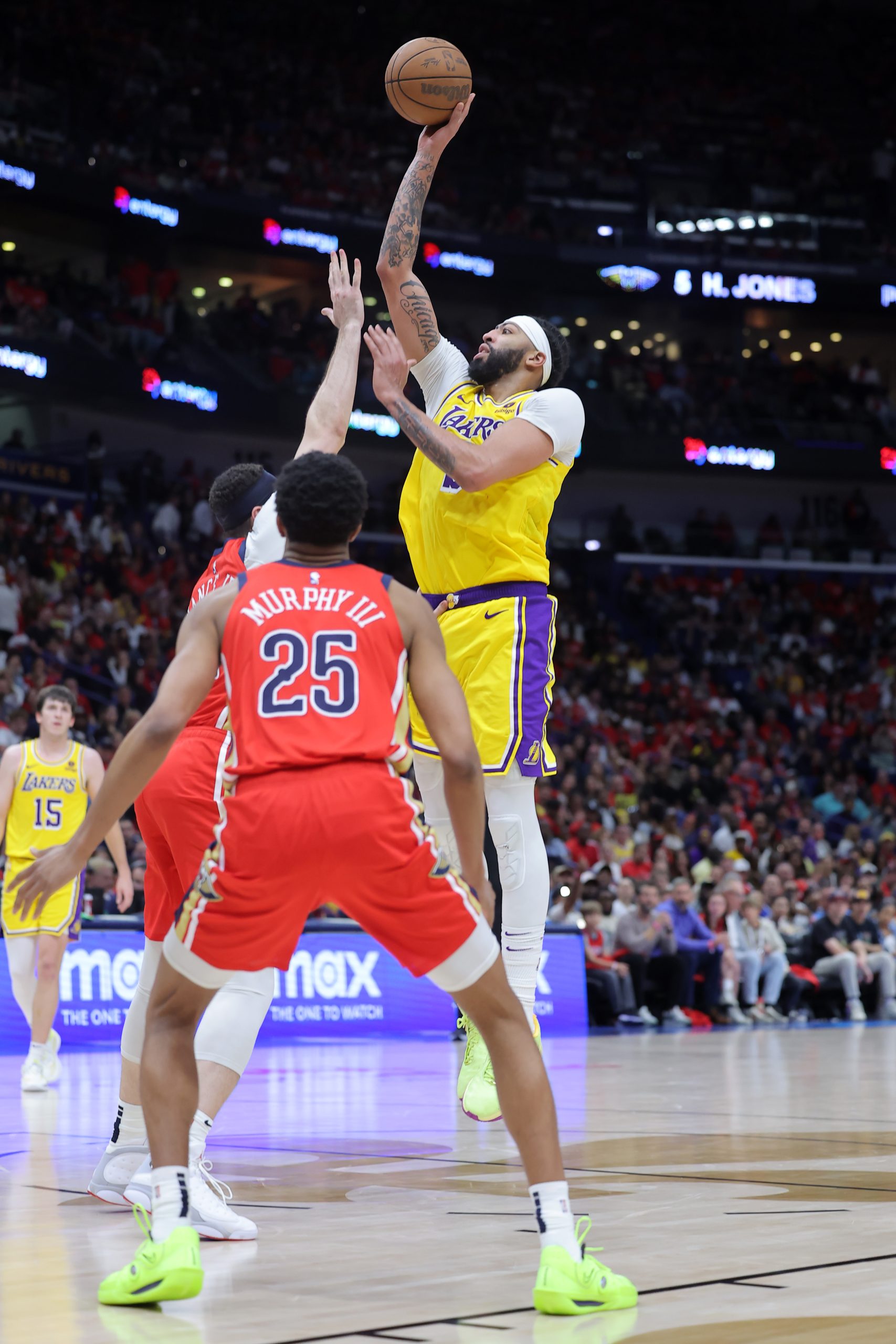 Lakers star Anthony Davis shoots over the New Orleans Pelicans’...