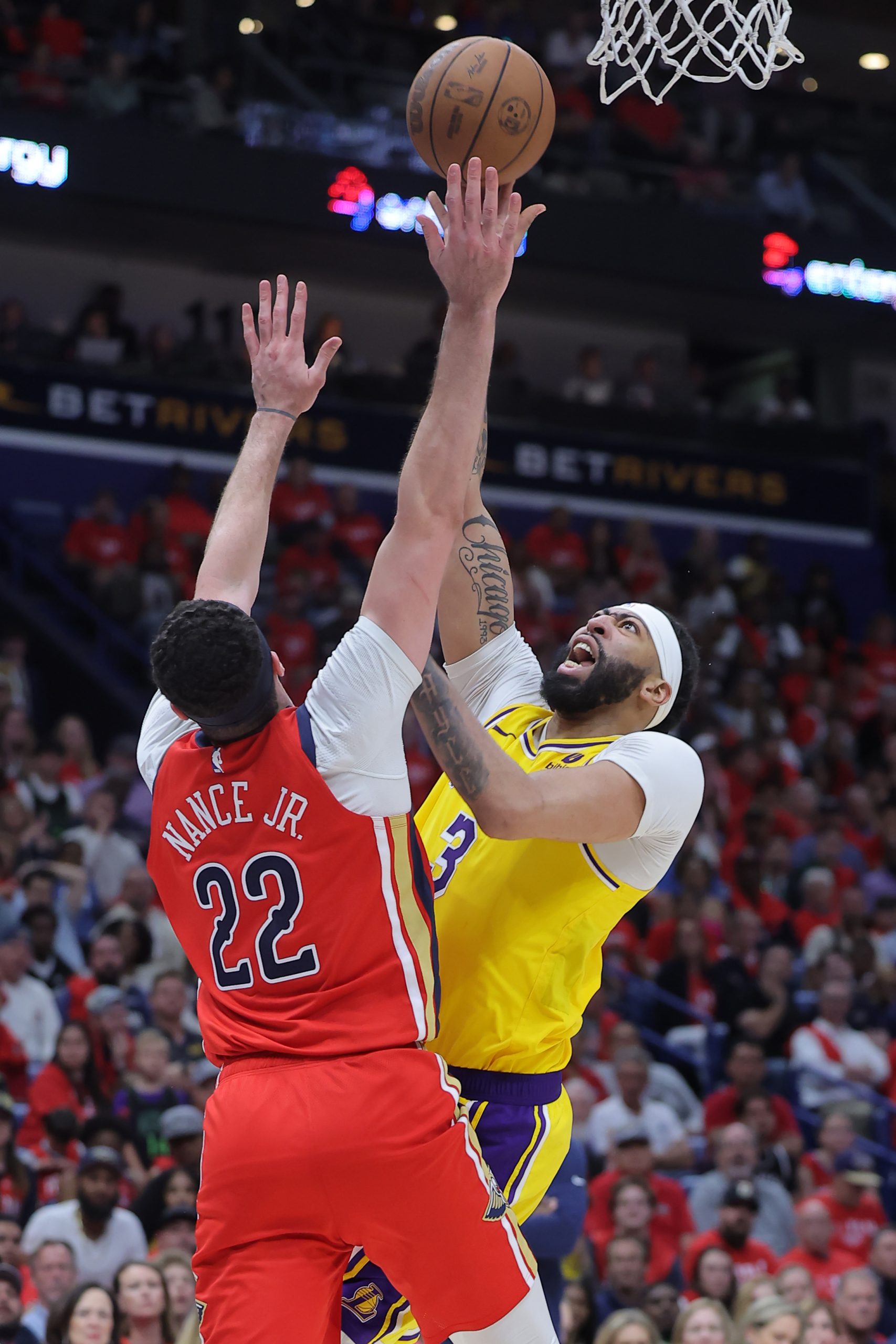 Lakers star Anthony Davis shoots as New Orleans Pelicans forward...