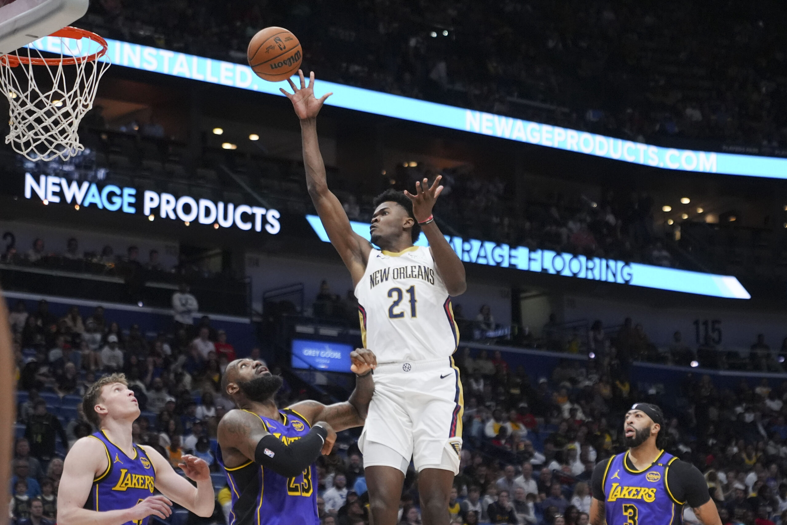 New Orleans Pelicans center Yves Missi (21) shoots over Lakers...