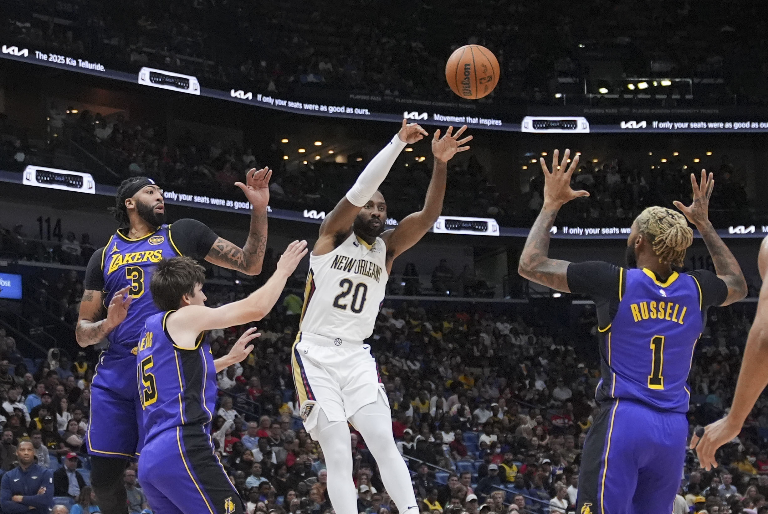 New Orleans Pelicans guard Jaylen Nowell (20) passes between Lakers...