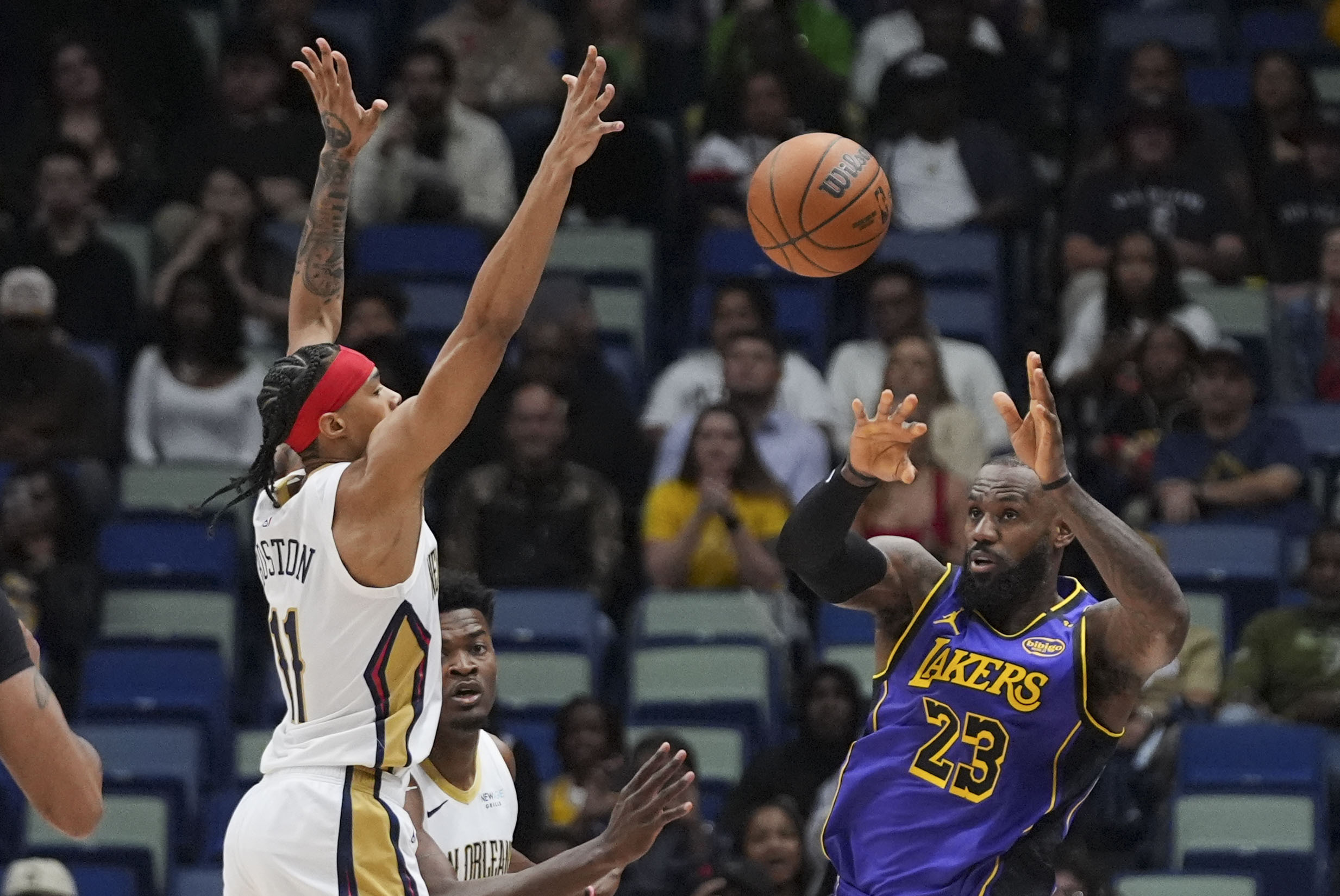 Lakers forward LeBron James (23) passes around New Orleans Pelicans...