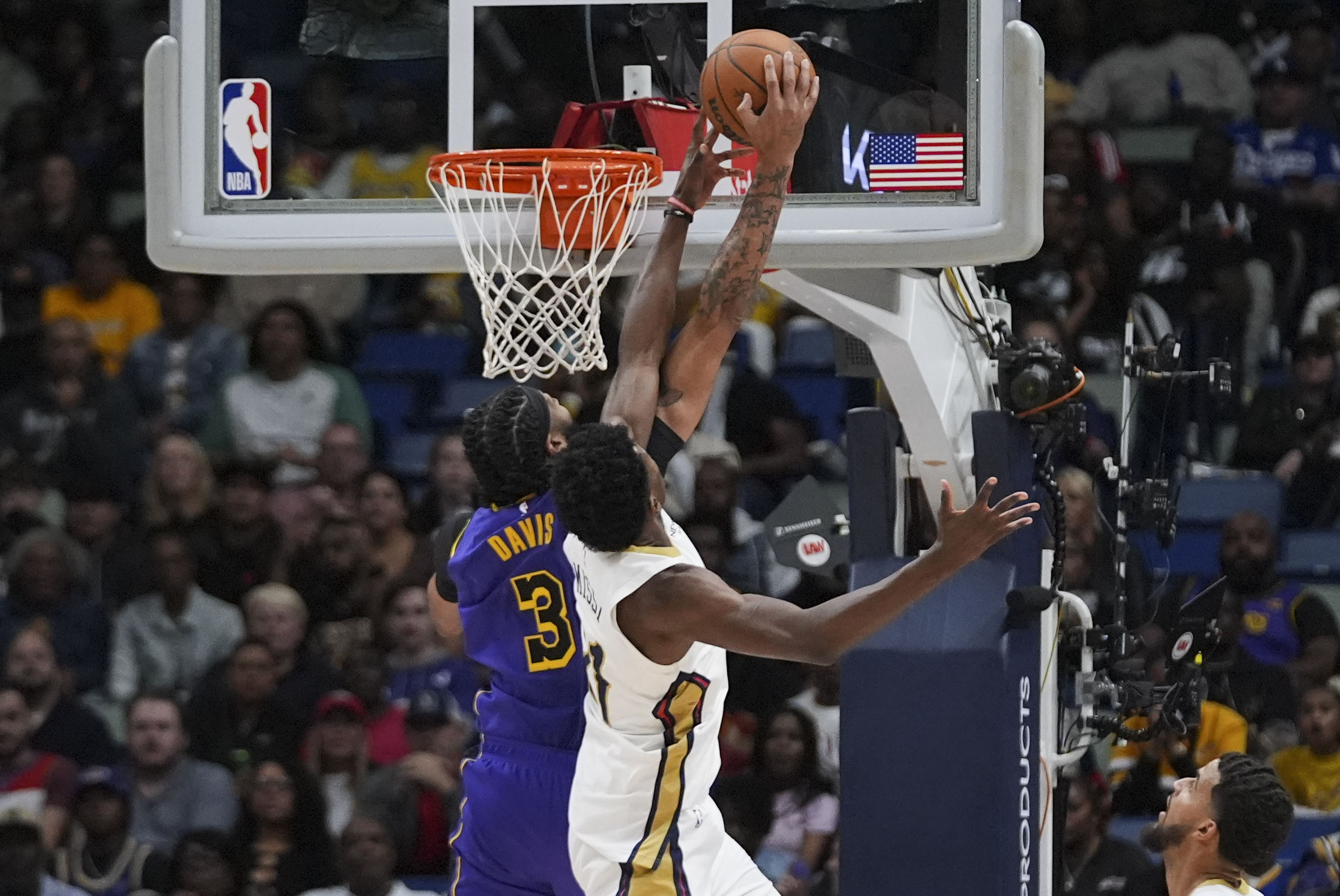 Lakers forward Anthony Davis (3) and New Orleans Pelicans center...