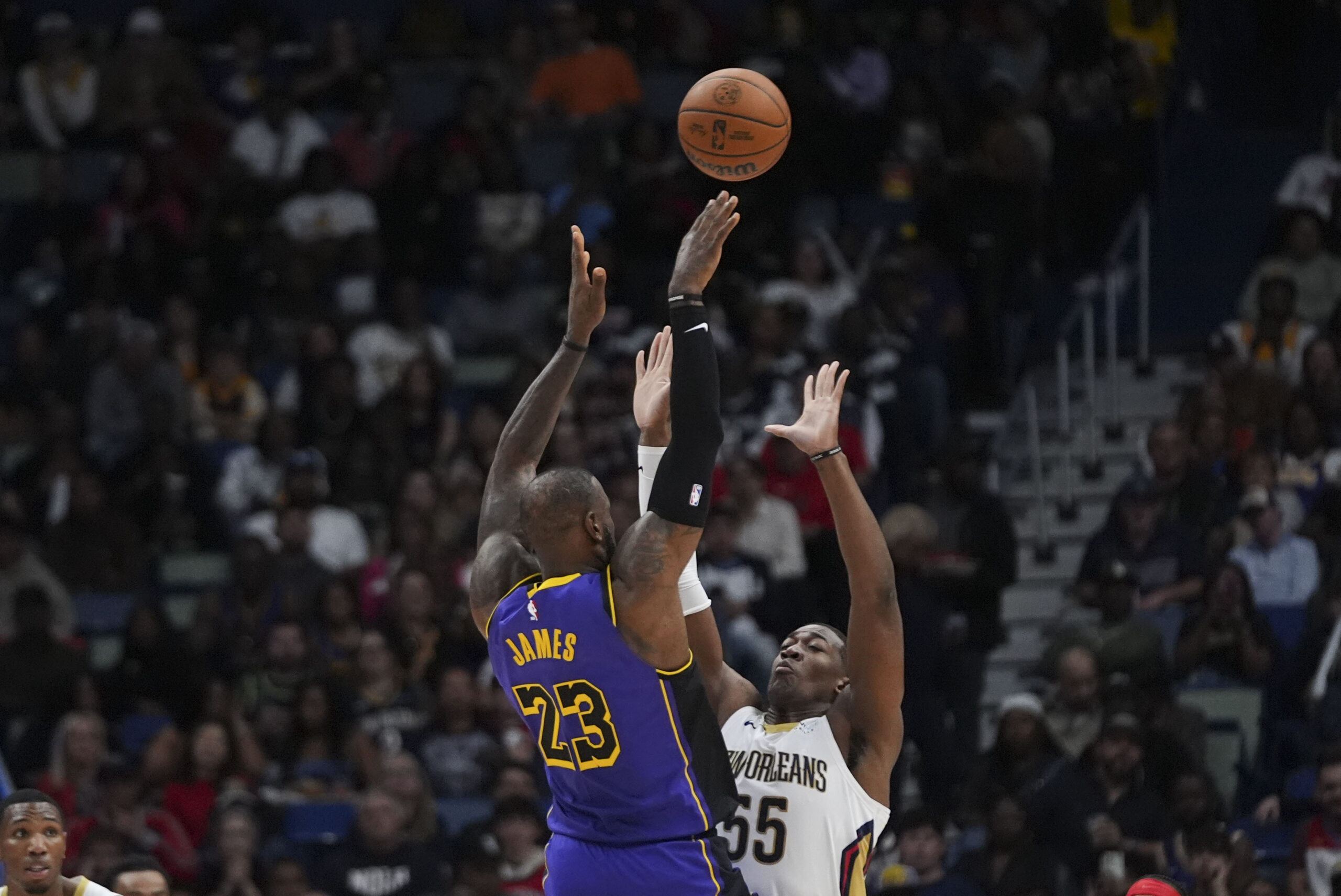 Lakers forward LeBron James (23) shoots against New Orleans Pelicans...