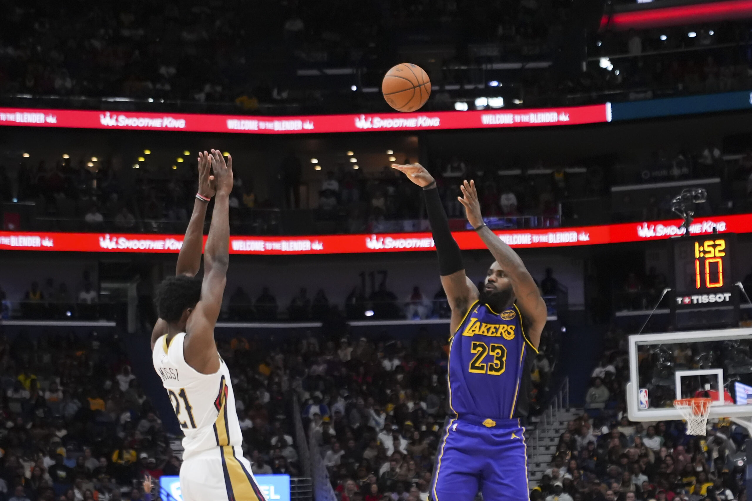 Lakers forward LeBron James (23) shots a 3-point basket against...