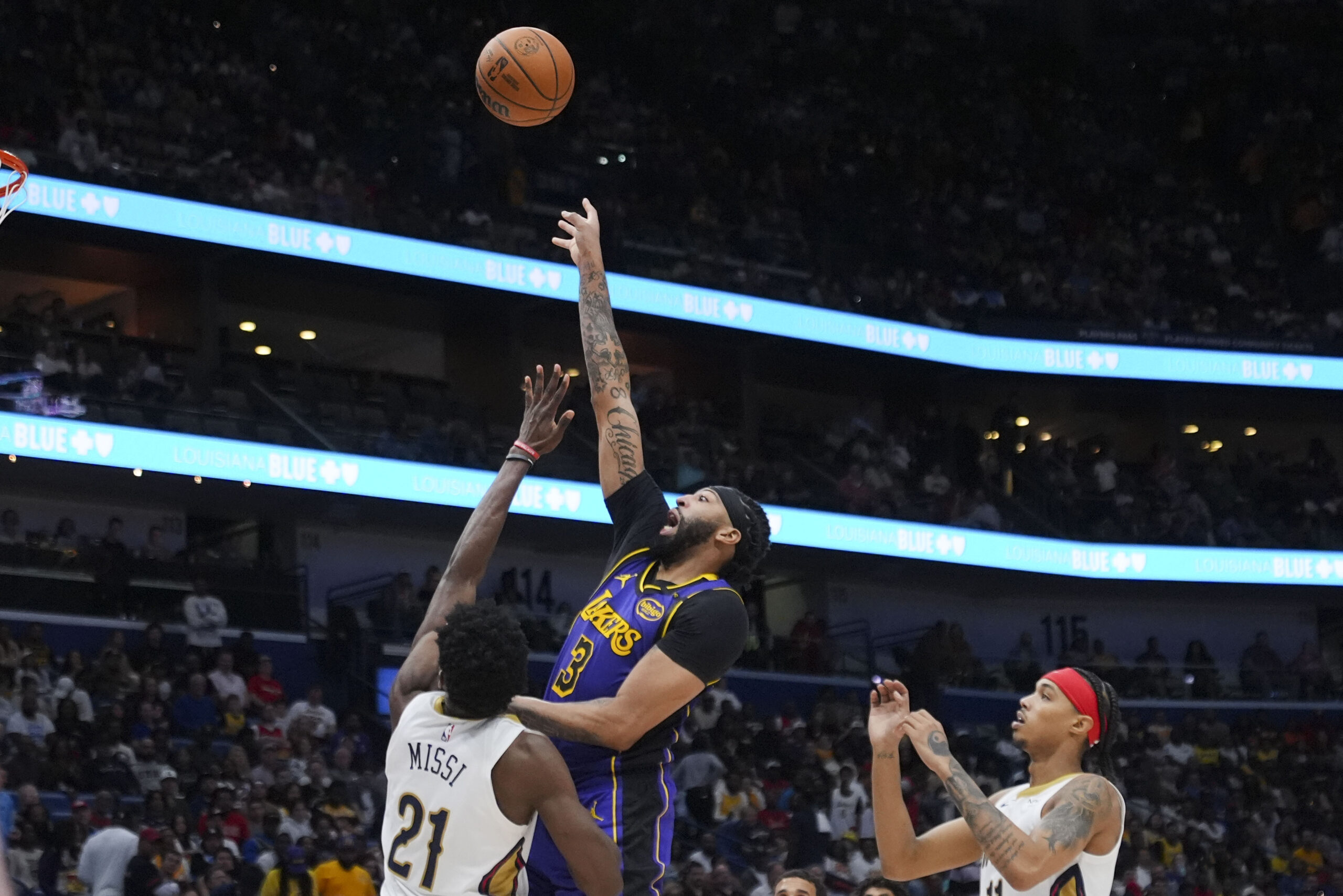 Lakers forward Anthony Davis (3) goes to the basket against...