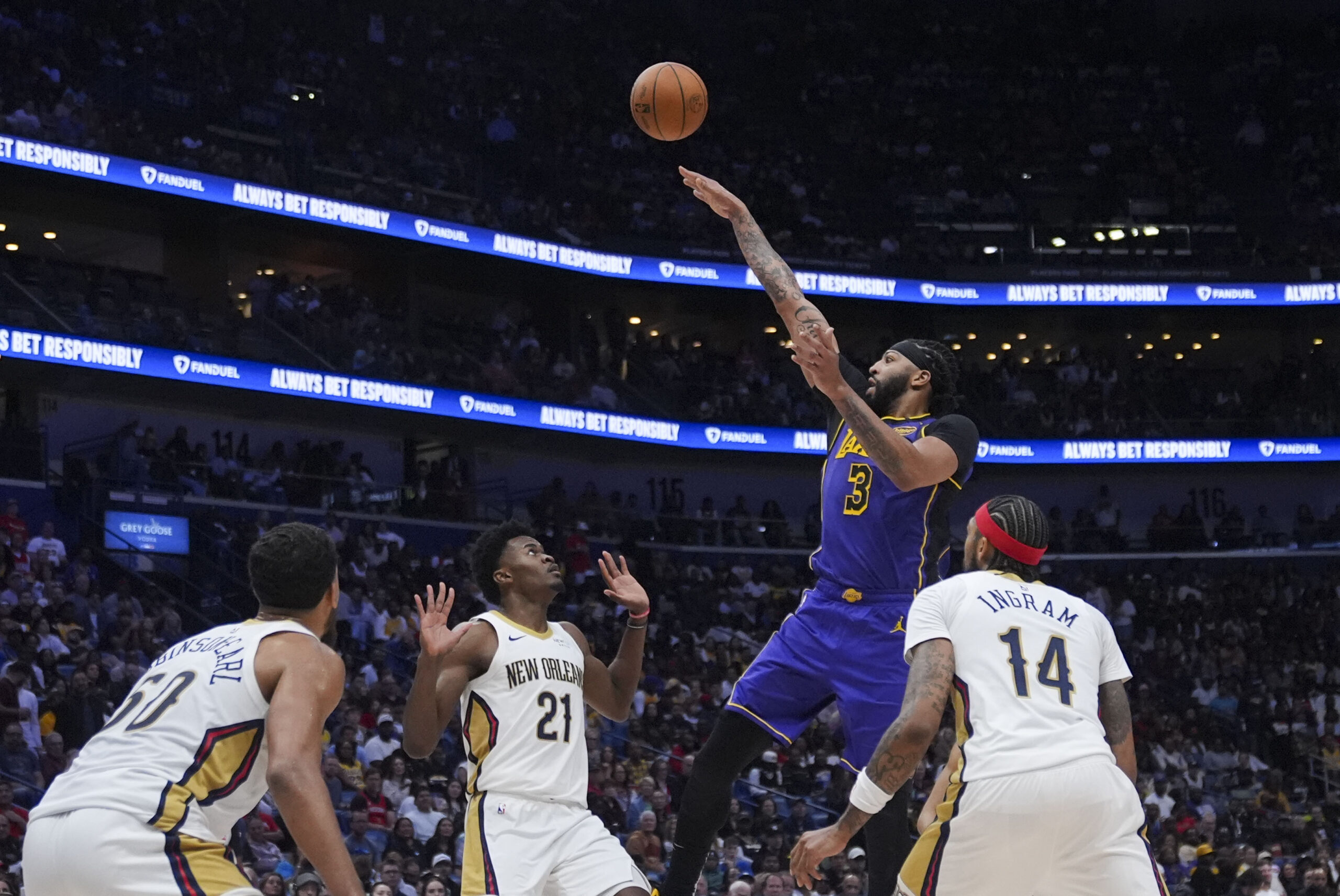 Lakers forward Anthony Davis (3)shoots over New Orleans Pelicans center...