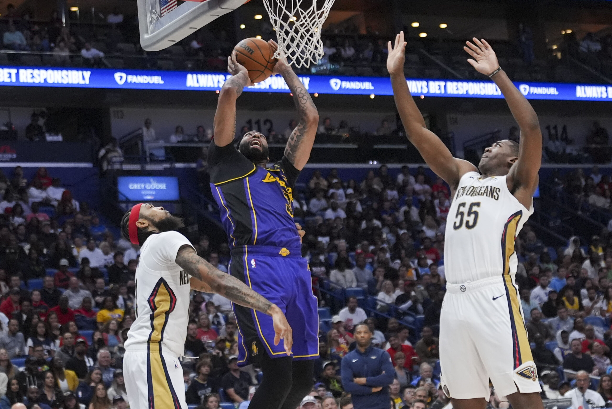 Lakers forward Anthony Davis goes to the basket between New...