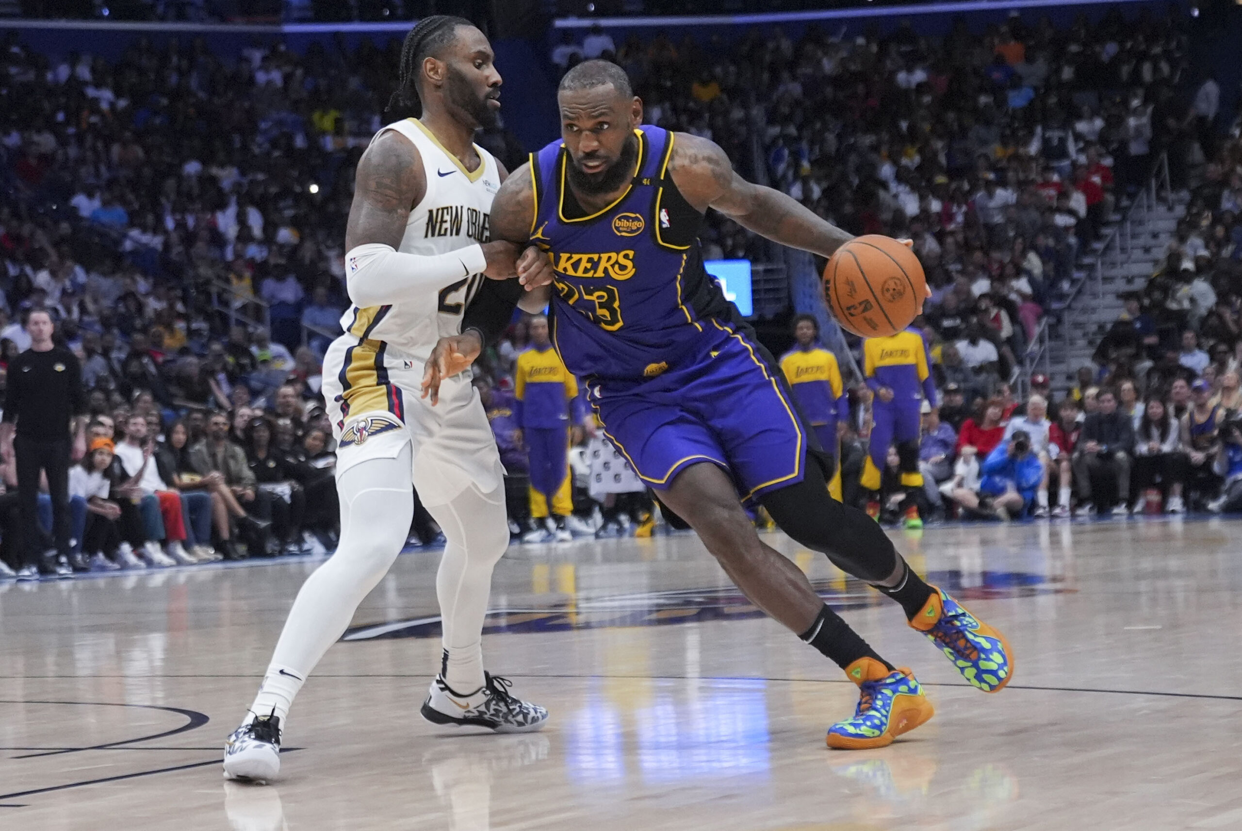 Lakers forward LeBron James (23) drives to the basket against...