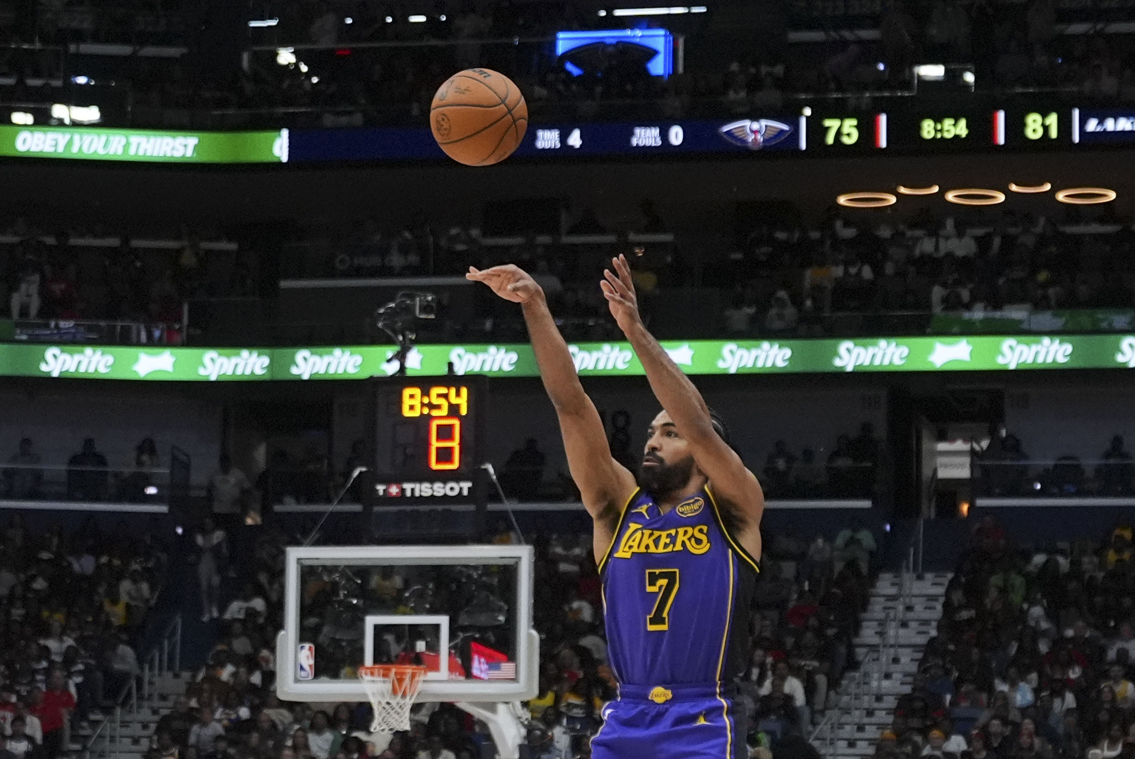 Lakers guard Gabe Vincent (7) shoots a 3-point shot in...