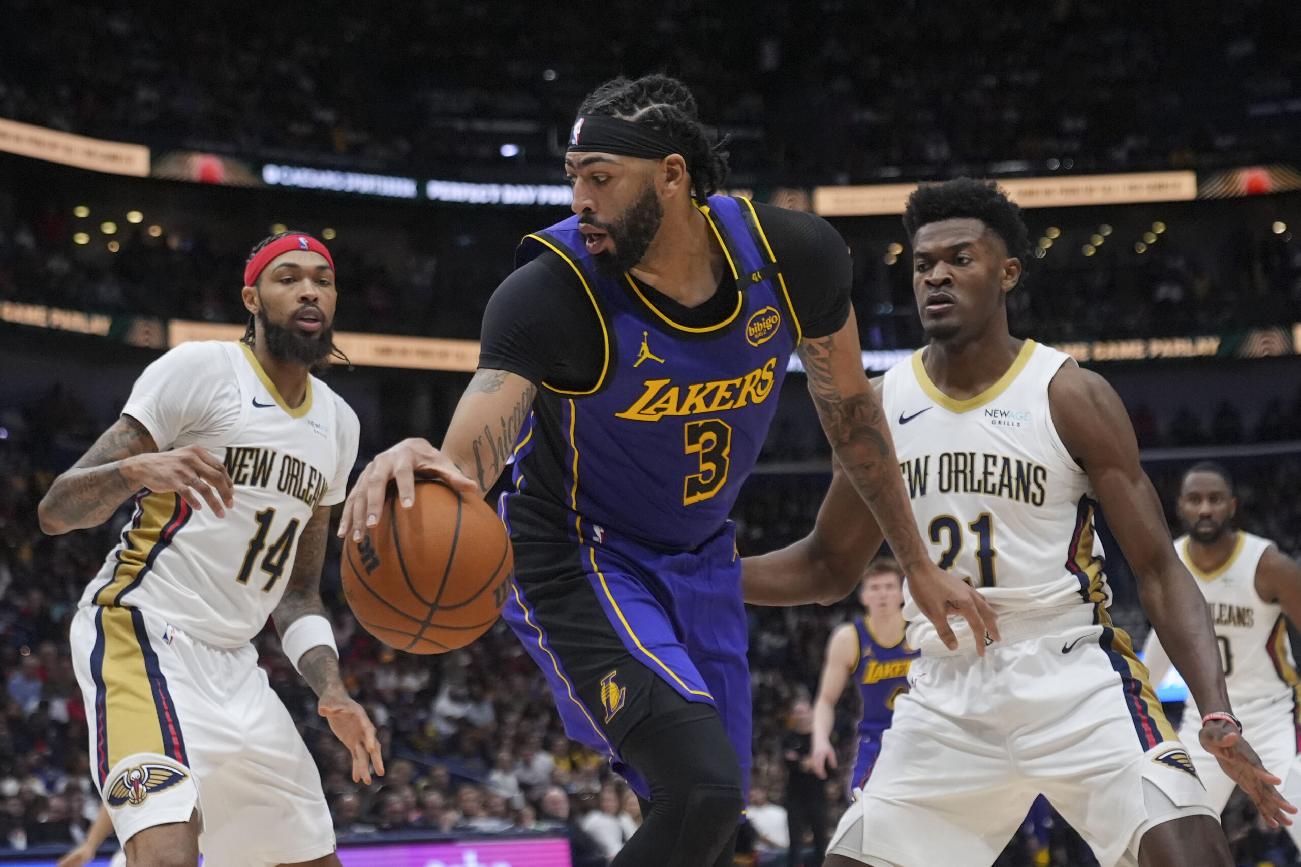 Lakers forward Anthony Davis (3) looks to pass around New...