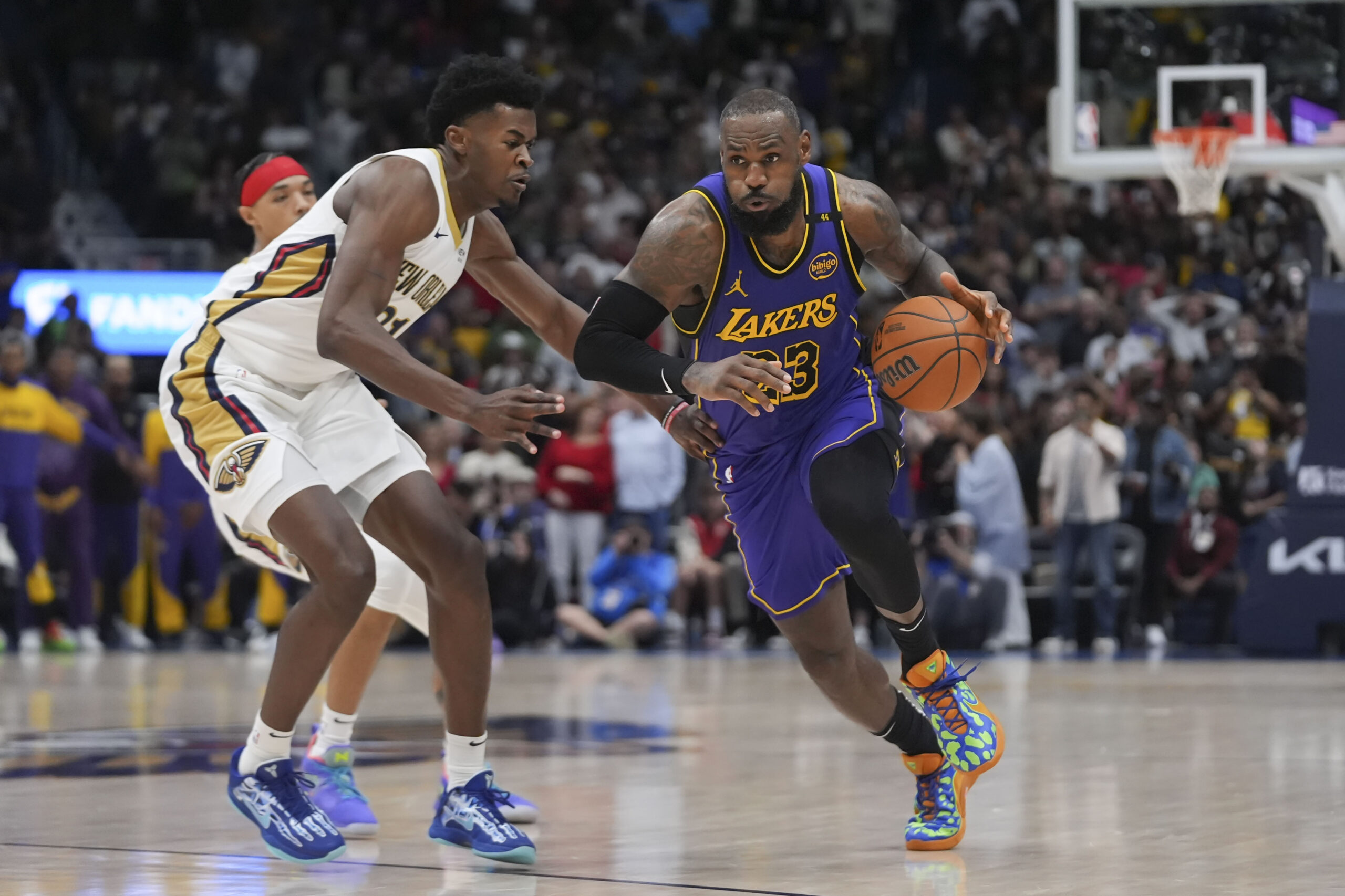 Los Angeles Lakers forward LeBron James (23) drives to the...