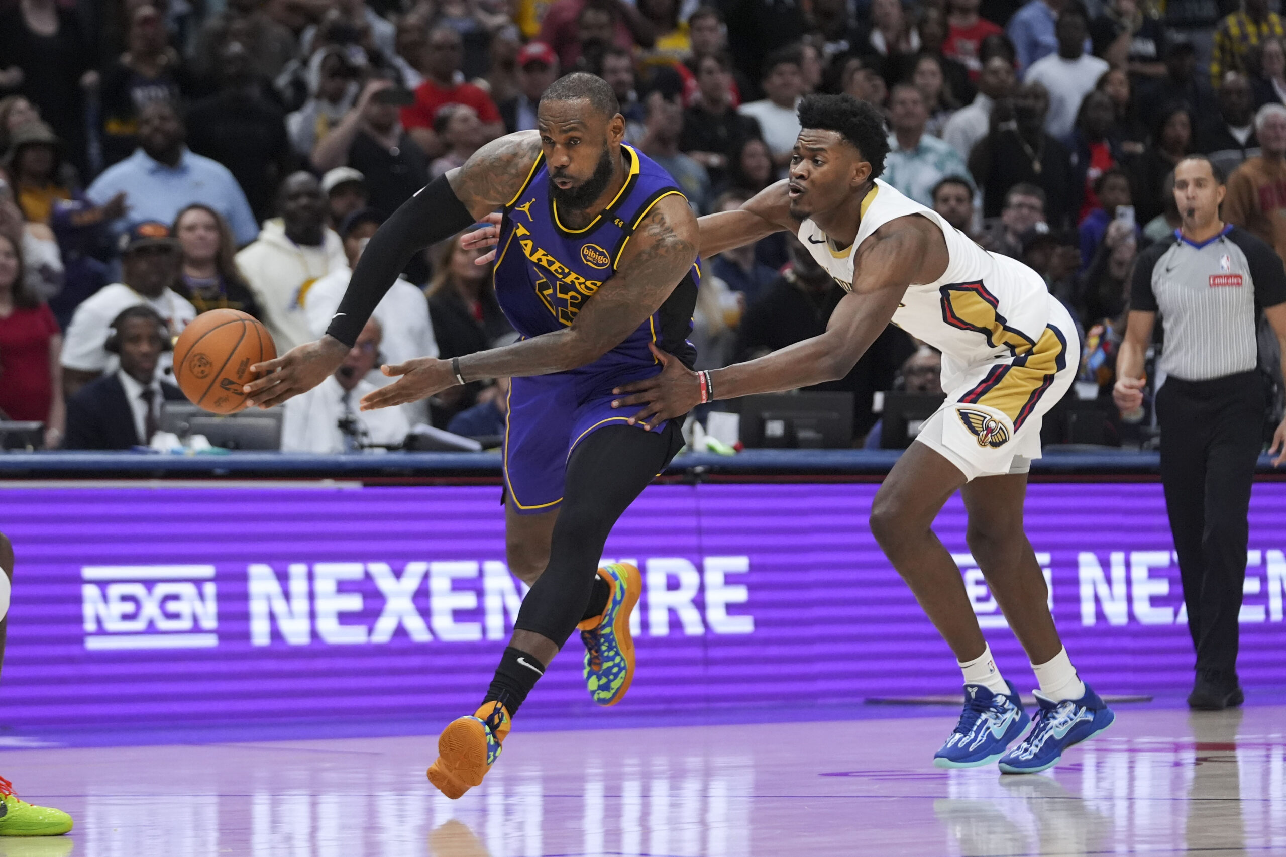 Los Angeles Lakers forward LeBron James (23) passes around New...