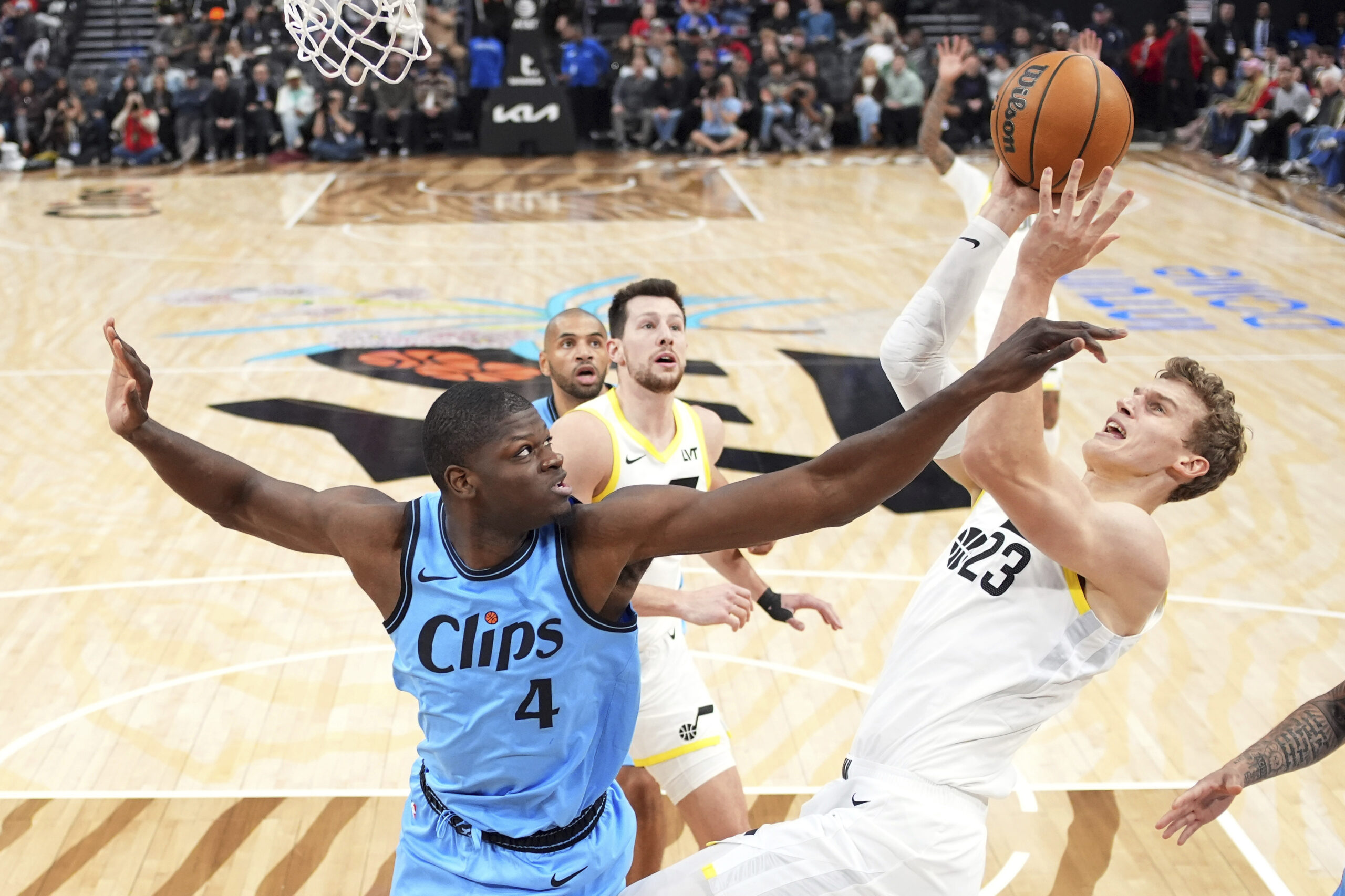 Utah Jazz forward Lauri Markkanen, right, shoots as Clippers center...