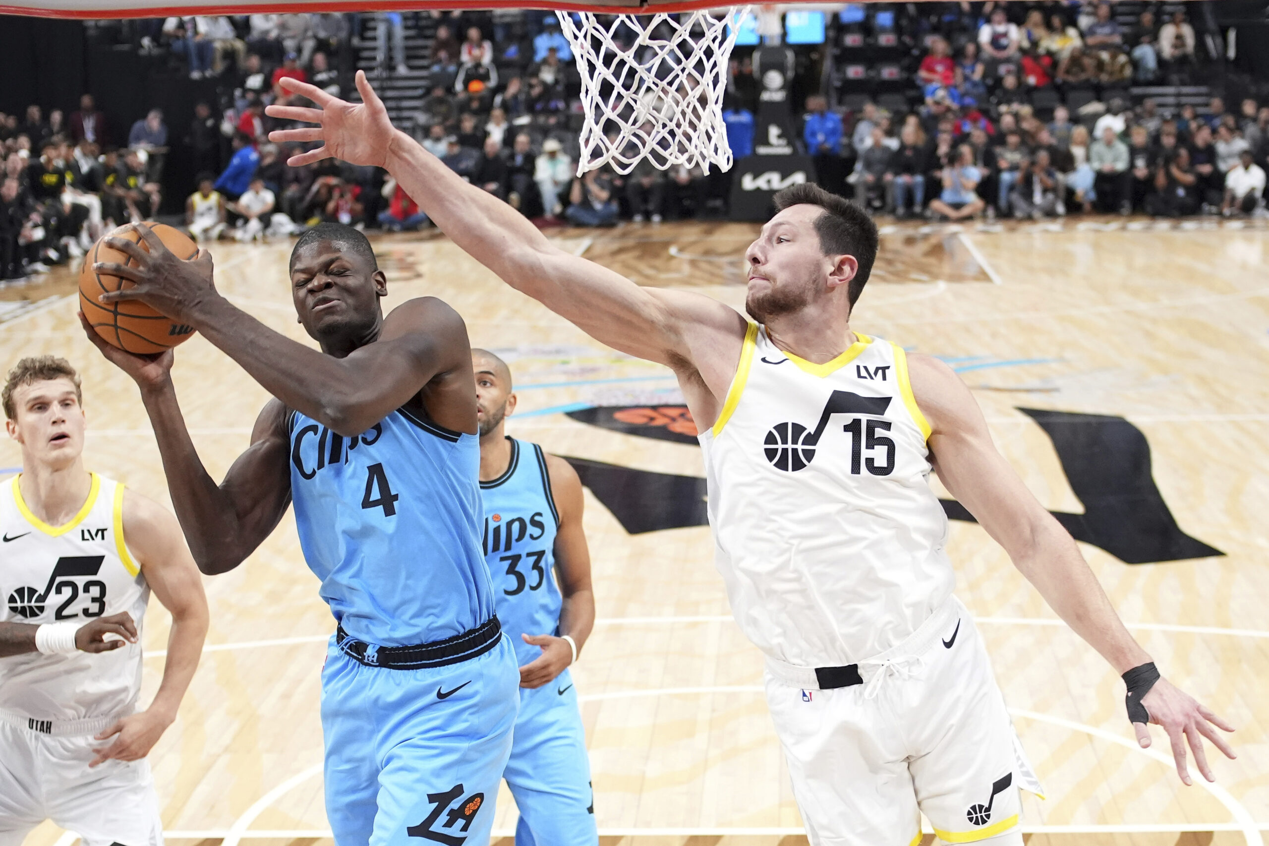 Clippers center Mo Bamba (4) grabs a rebound away from...