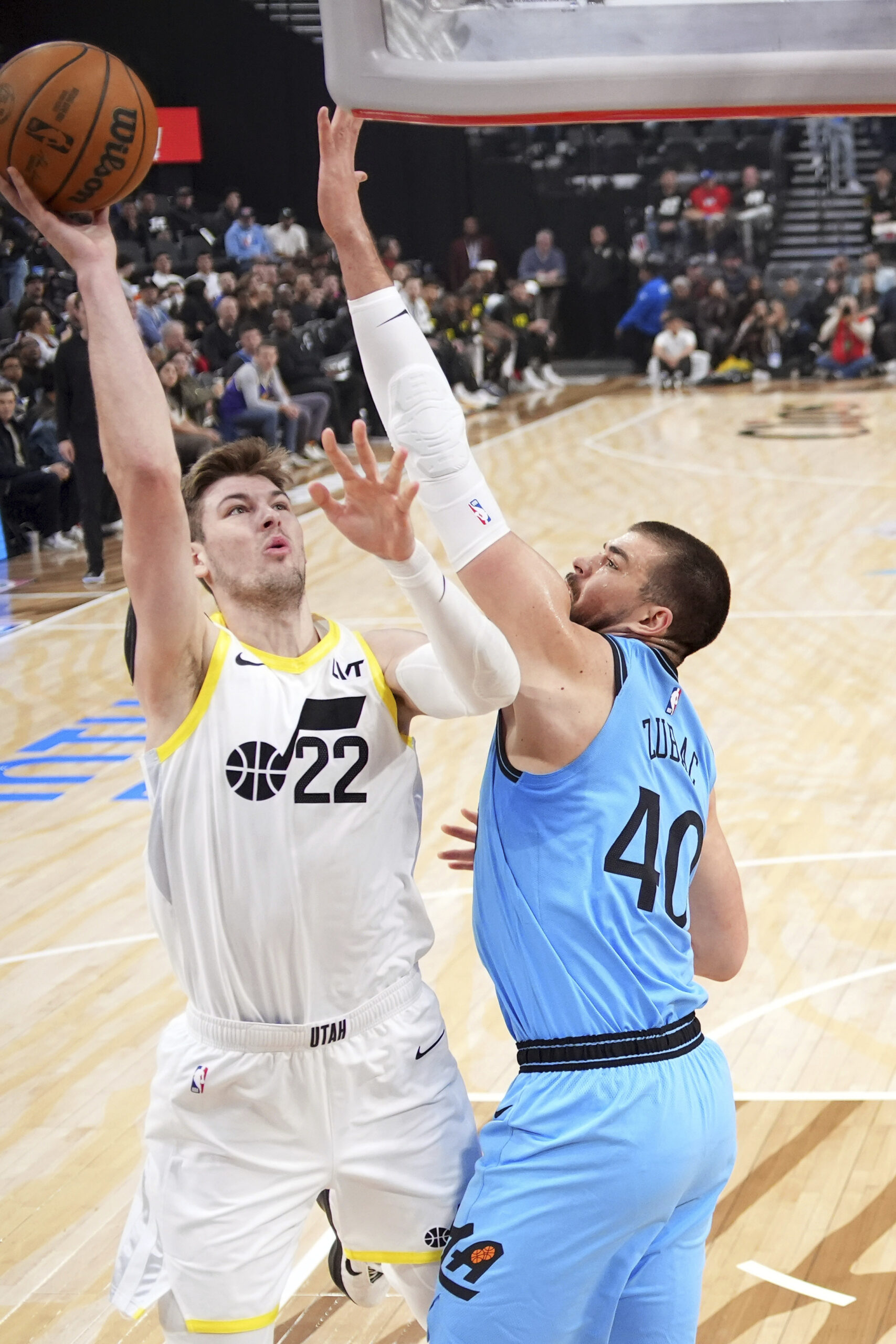 Utah Jazz forward Kyle Filipowski, left, shoots as Clippers center...