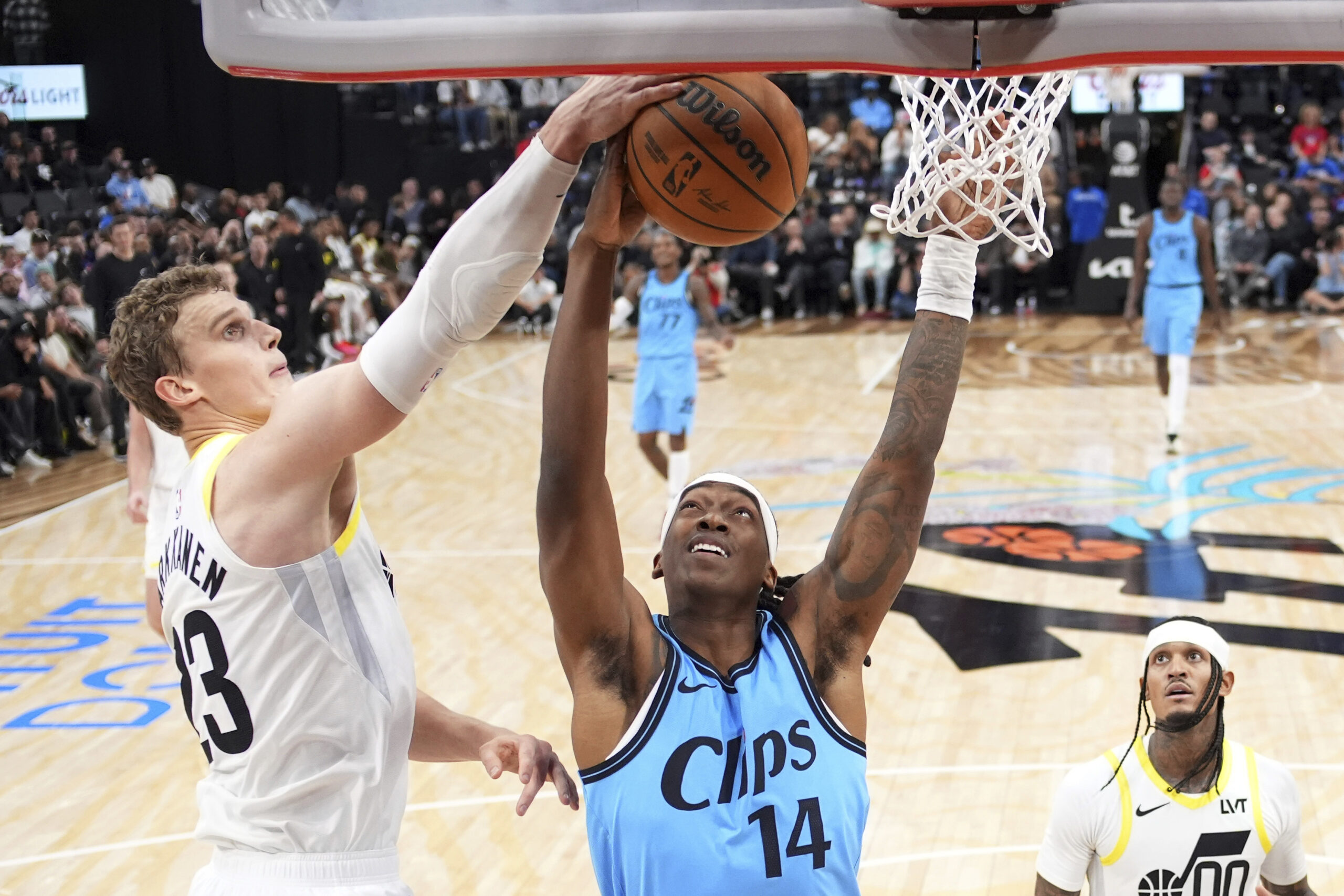 Utah Jazz forward Lauri Markkanen, left, and Clippers guard Terance...