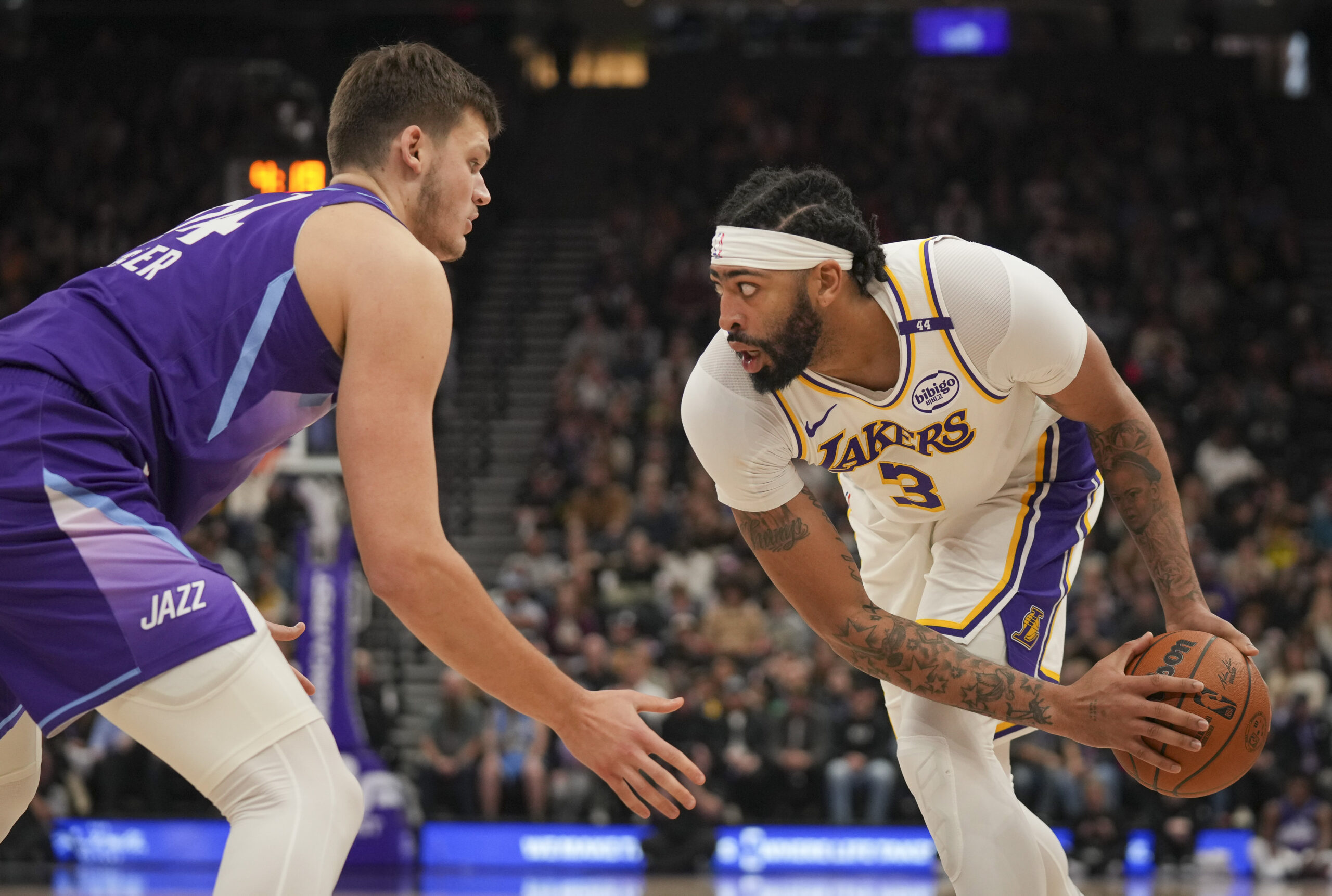 Lakers forward Anthony Davis (3) looks to pass the ball...