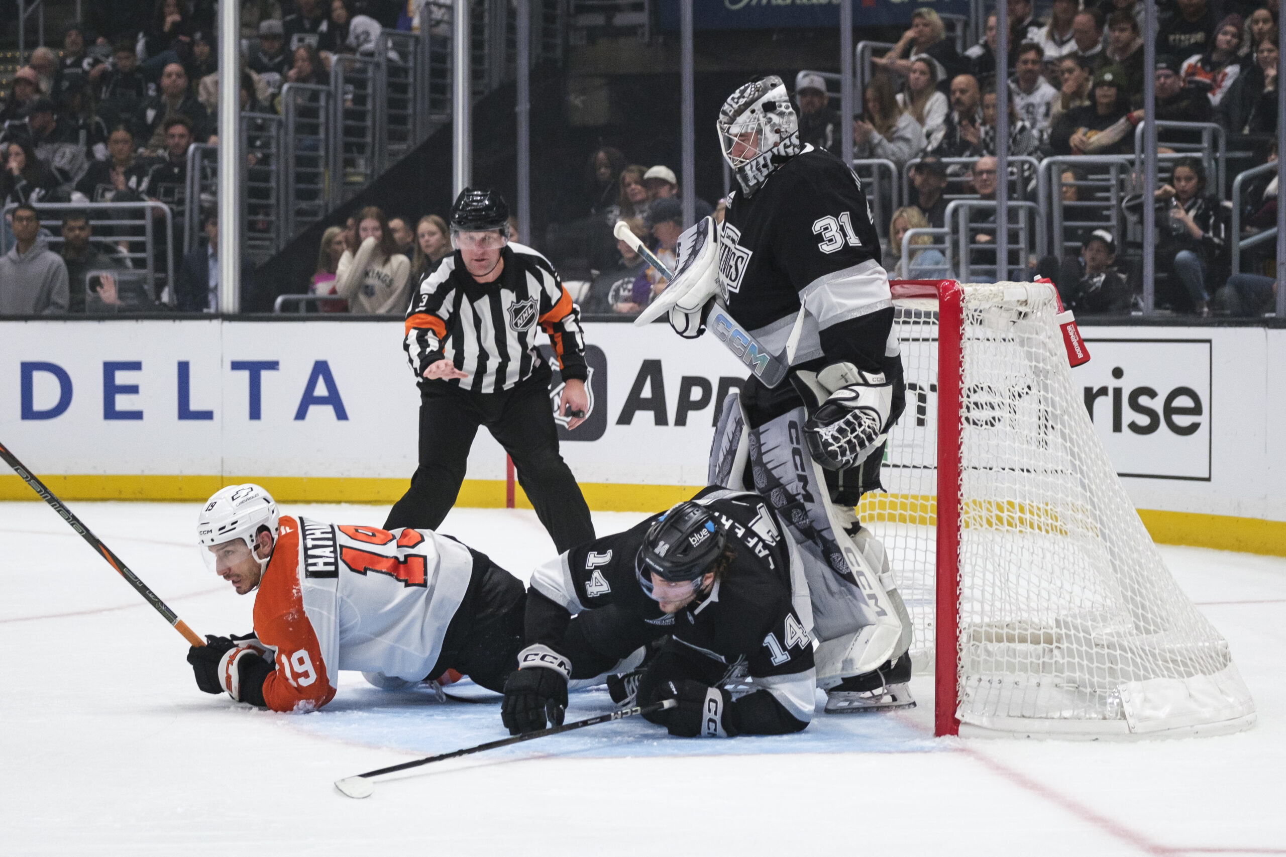 Philadelphia Flyers right wing Garnet Hathaway (19) and Kings right...