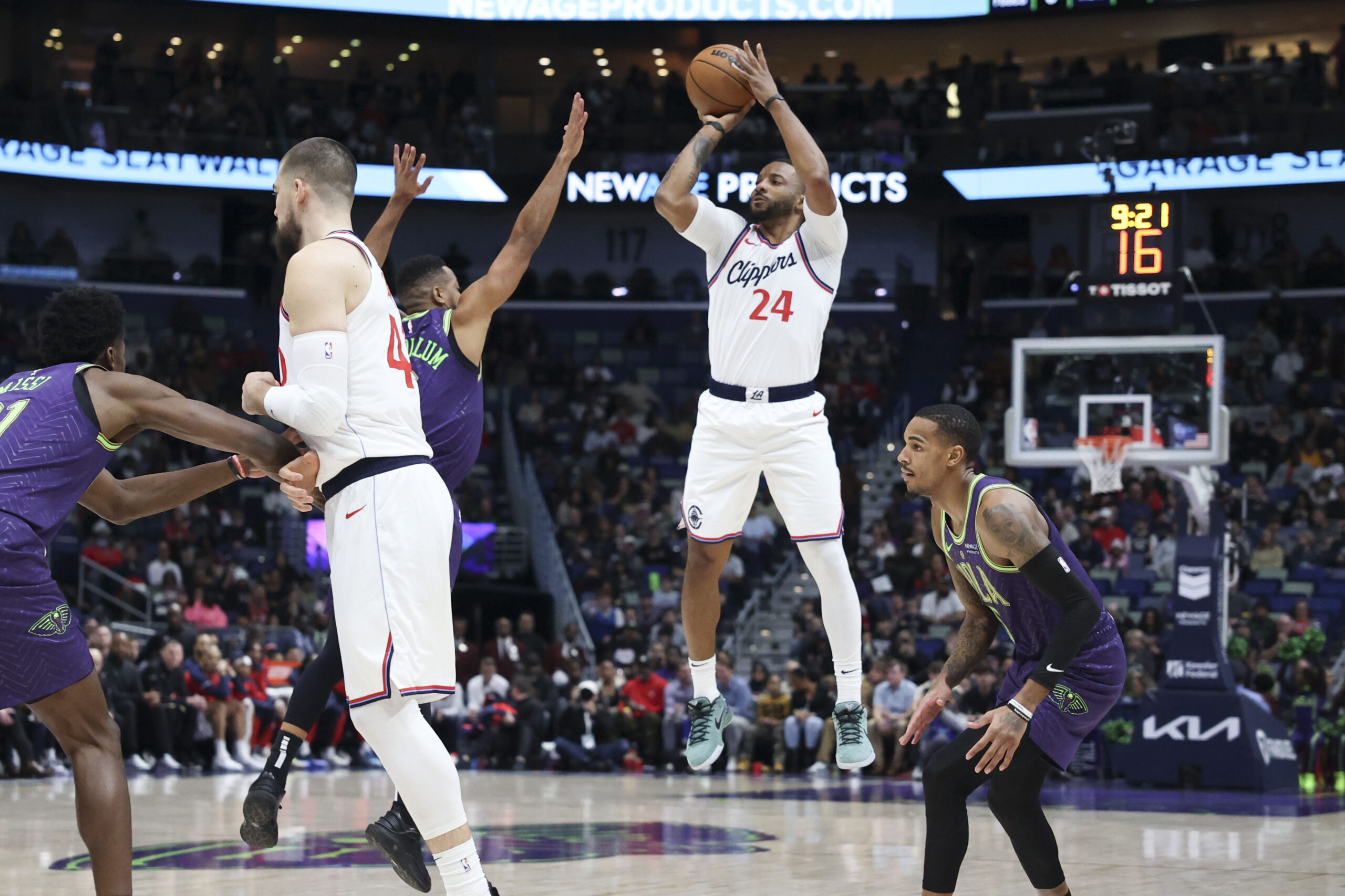 Clippers guard Norman Powell (24) shoots a 3-pointer over New...