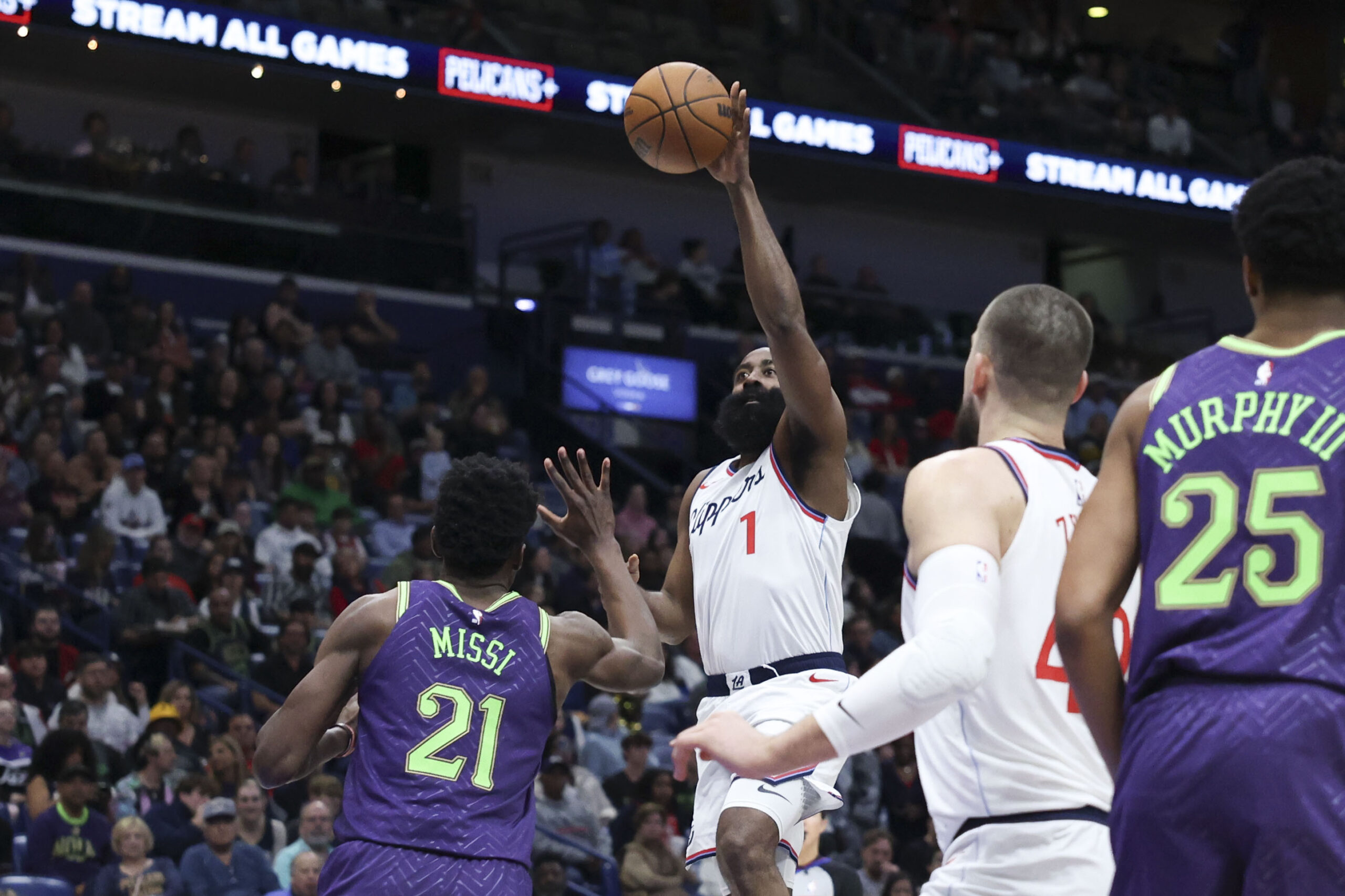 Clippers guard James Harden (1) shoots a floater over New...