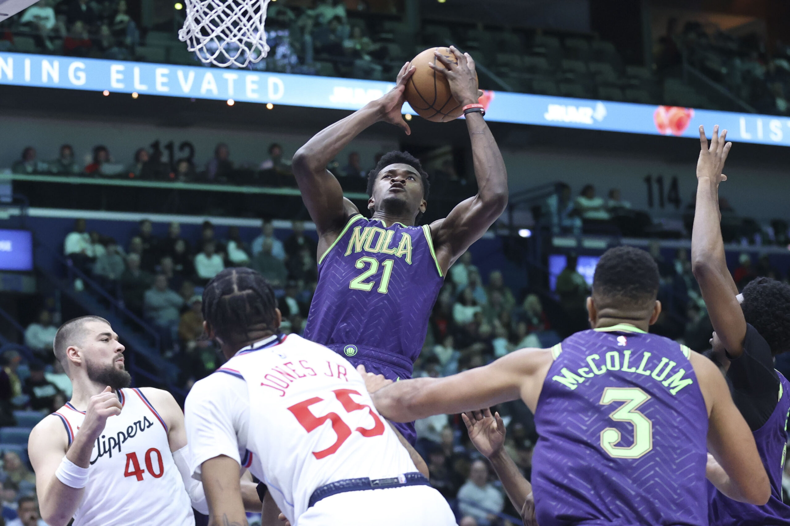 New Orleans Pelicans center Yves Missi (21) intercepts a pass...