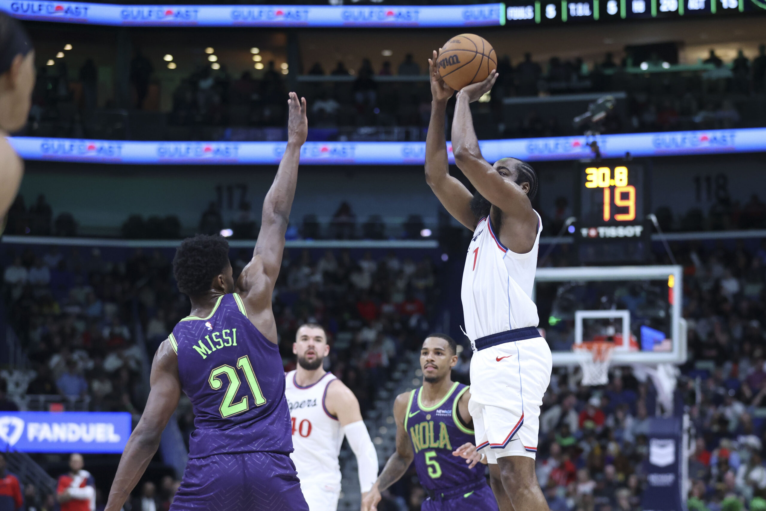 Clippers guard James Harden (1) shoots a jumper over New...