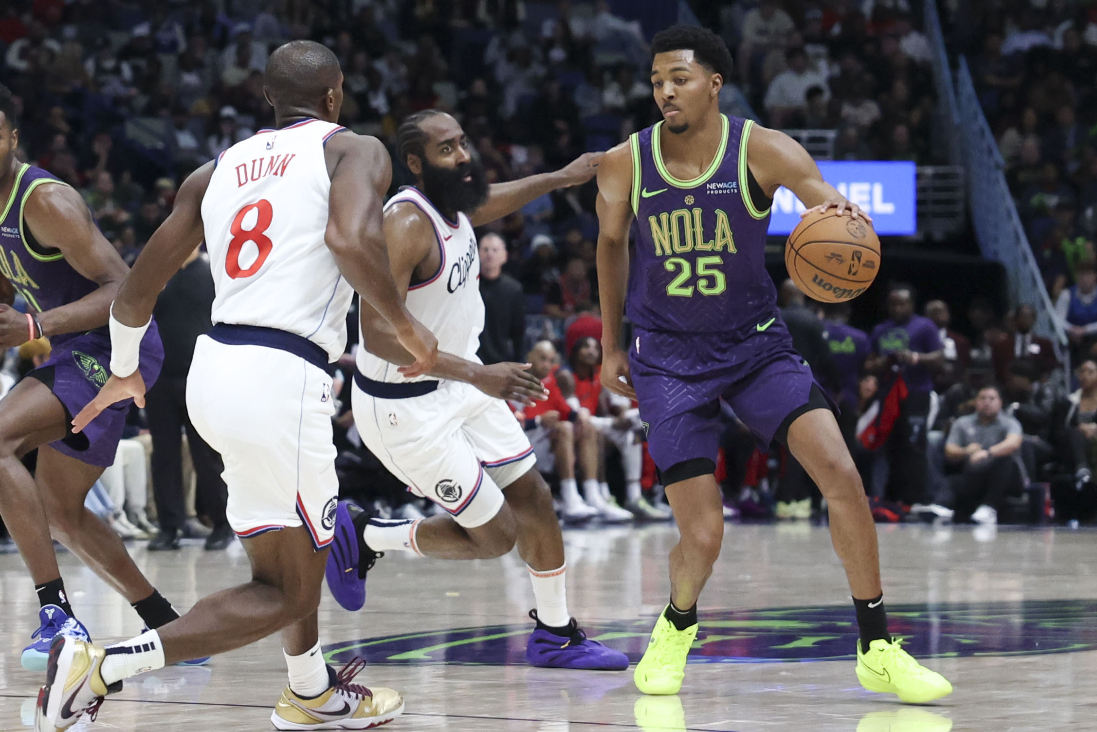 New Orleans Pelicans guard Trey Murphy III (25) tries to...