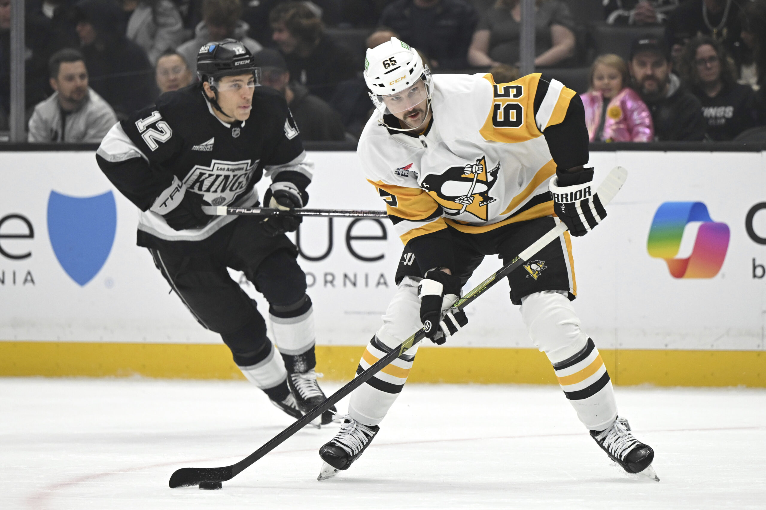 Pittsburgh Penguins defenseman Erik Karlsson (65) gets by Kings left...