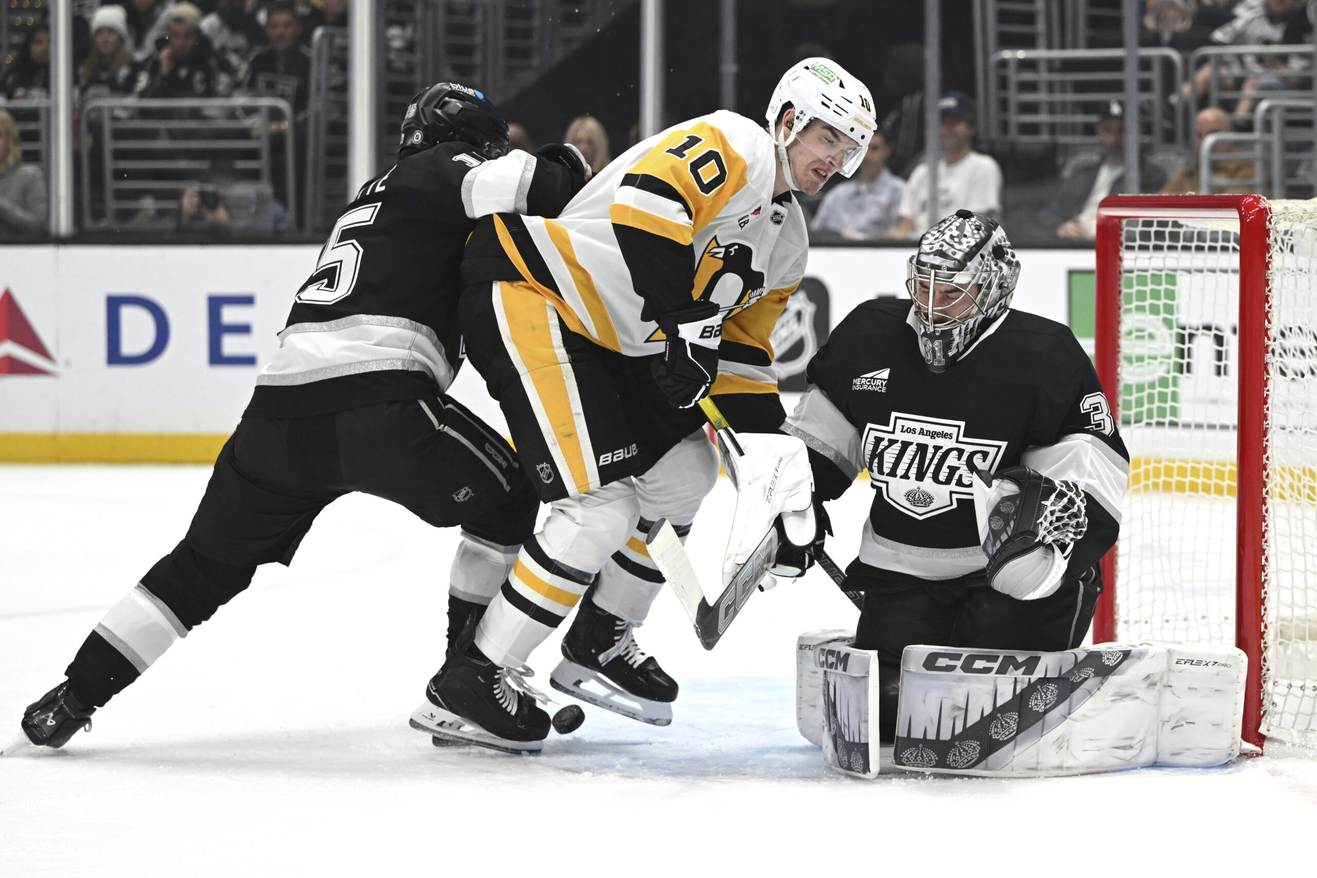 Pittsburgh Penguins left wing Drew O’Connor (10) battles for the...