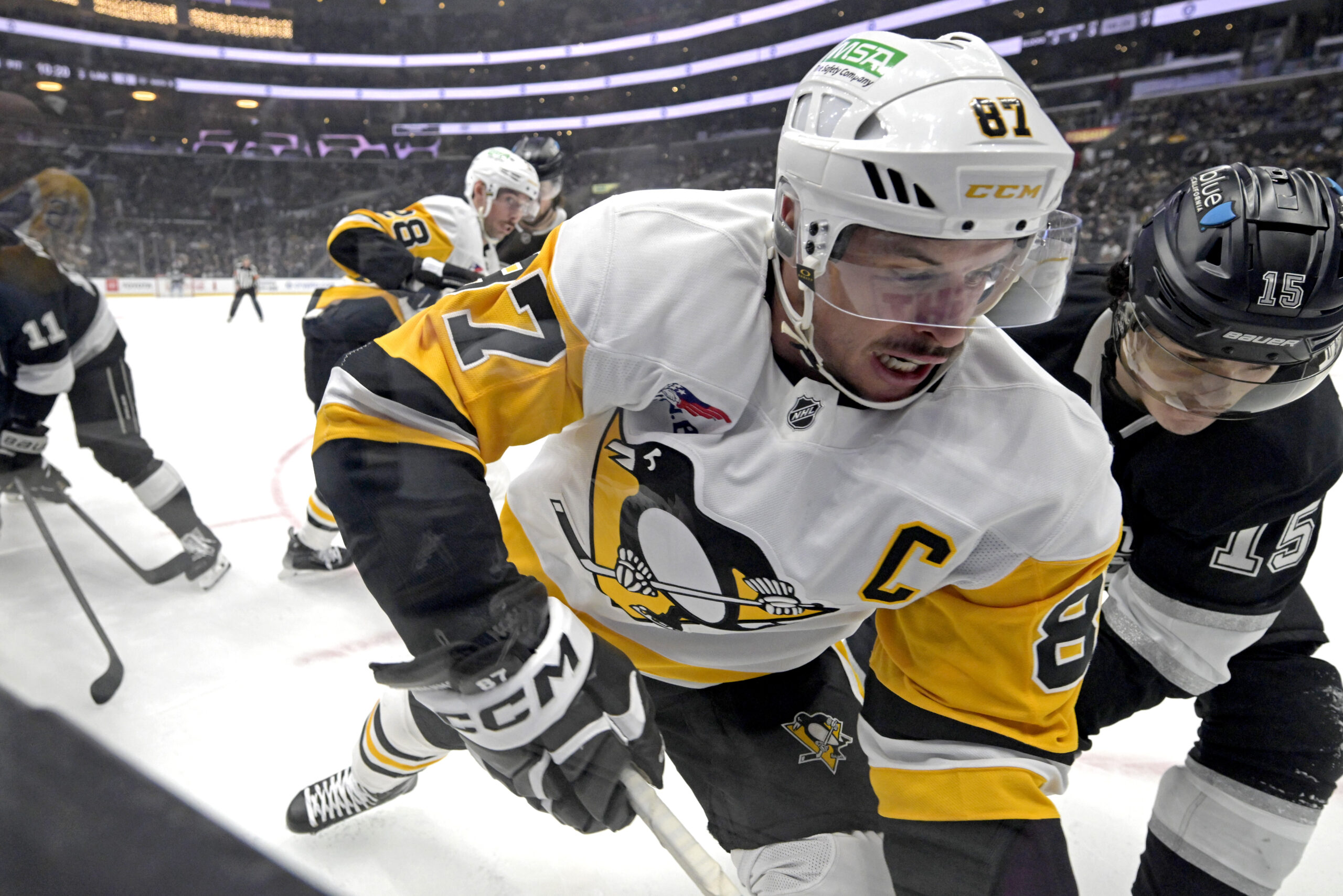 Pittsburgh Penguins center Sidney Crosby, left, and Kings center Alex...