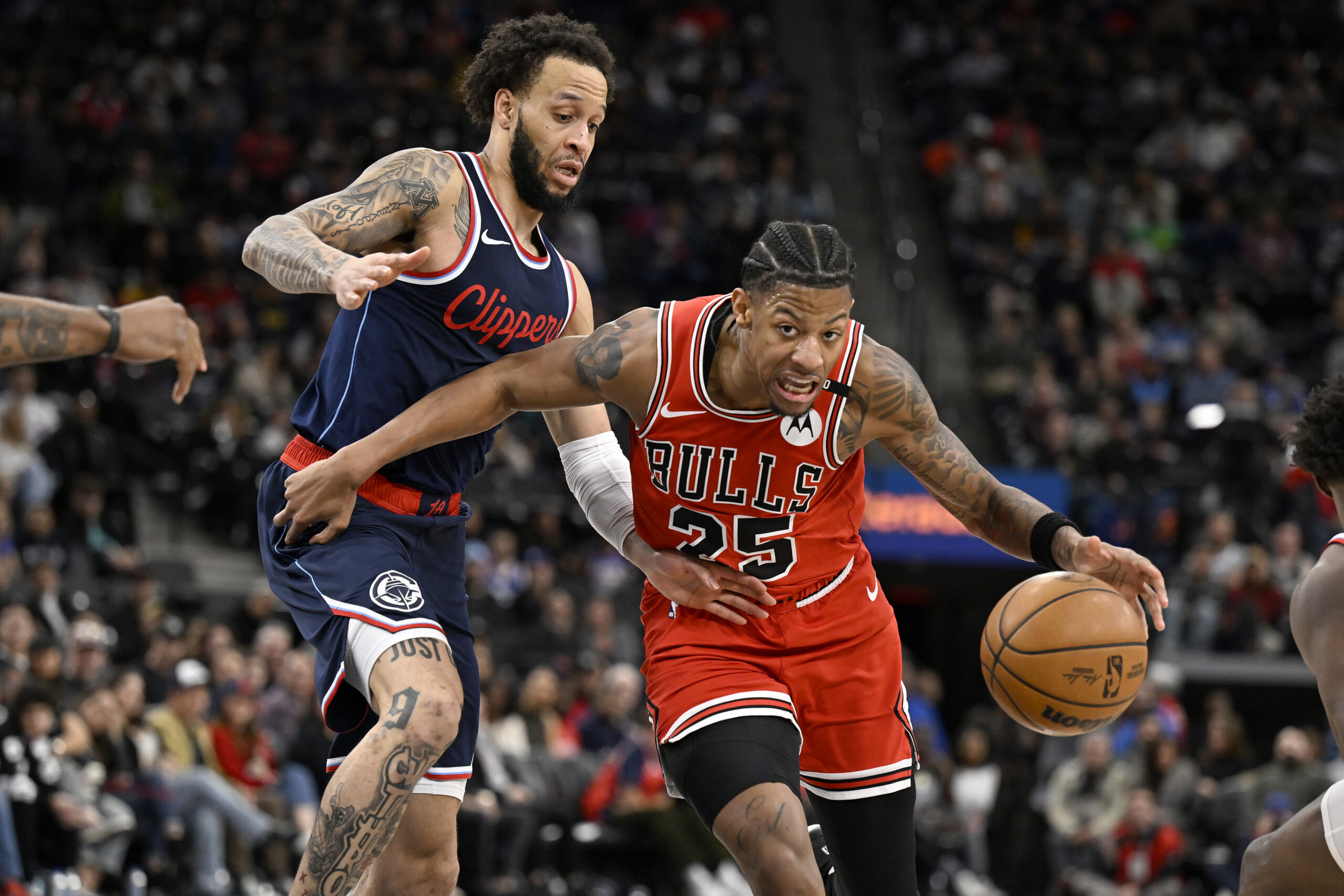 Chicago Bulls forward Dalen Terry (25) drives as Clippers guard...