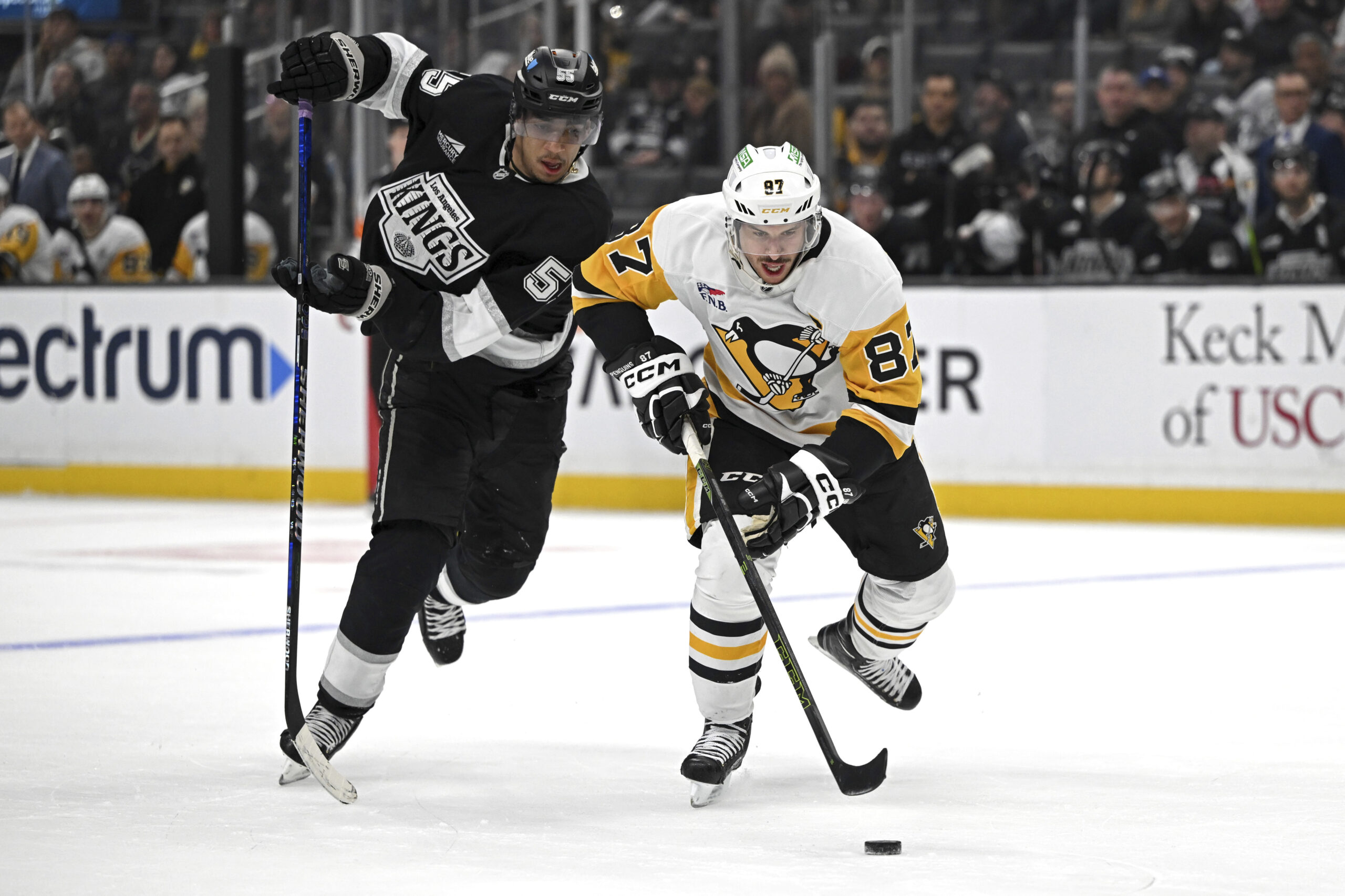 Pittsburgh Penguins center Sidney Crosby (87) controls the puck away...