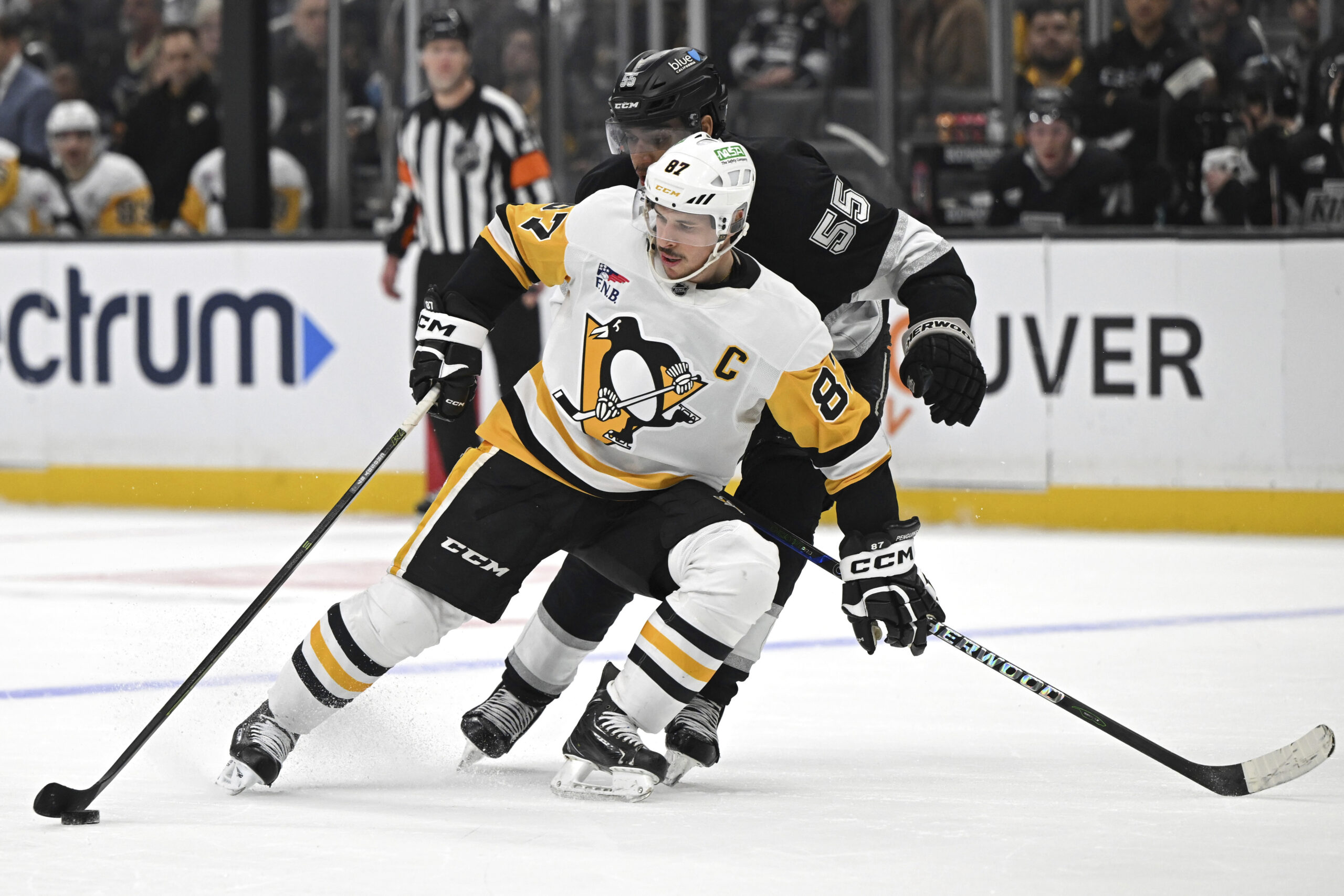 Pittsburgh Penguins center Sidney Crosby (87) controls the puck away...