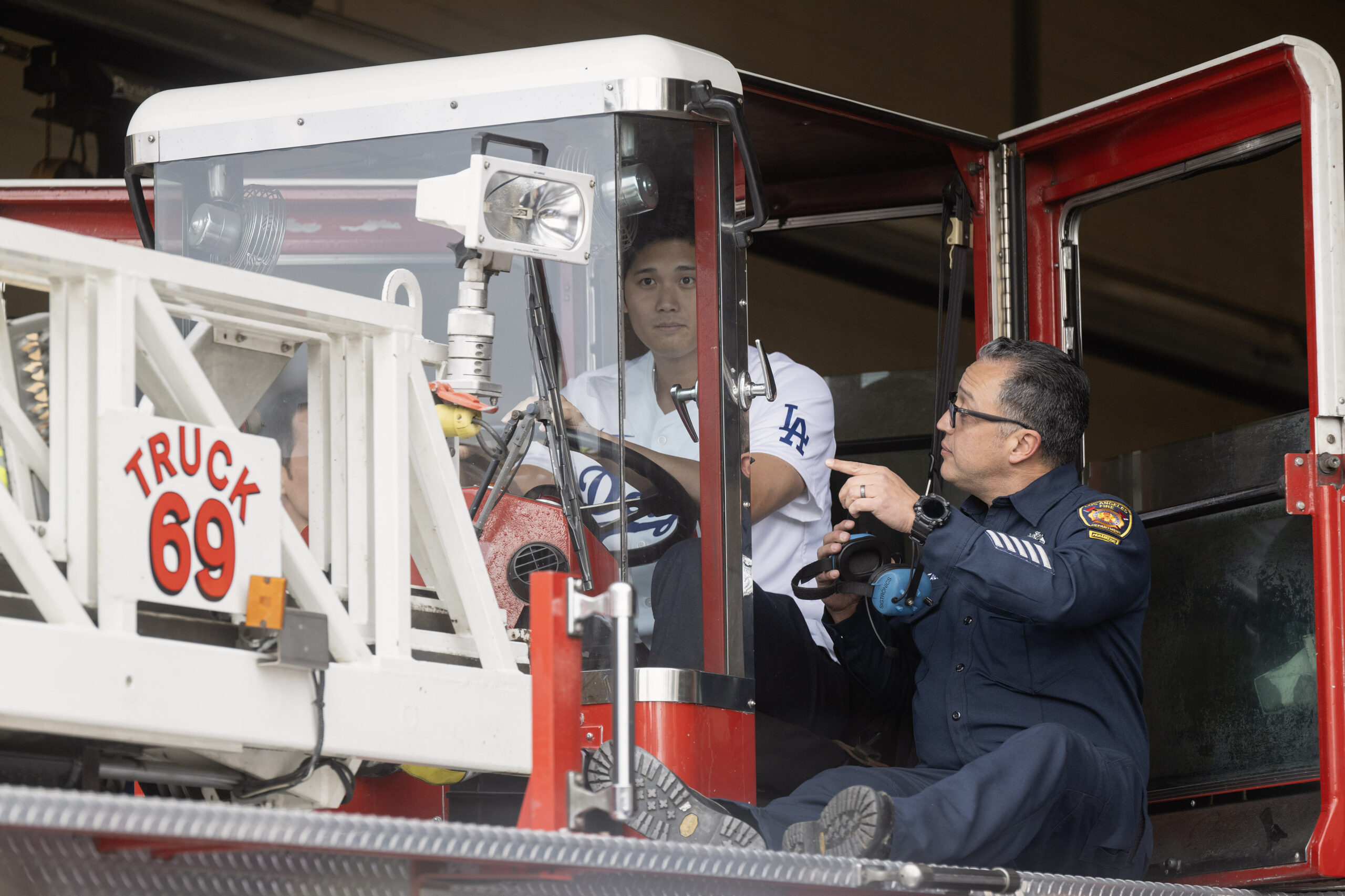 From right, Firefighter Paramedic Alfred Gonzalez teaches Dodgers star Shohei...