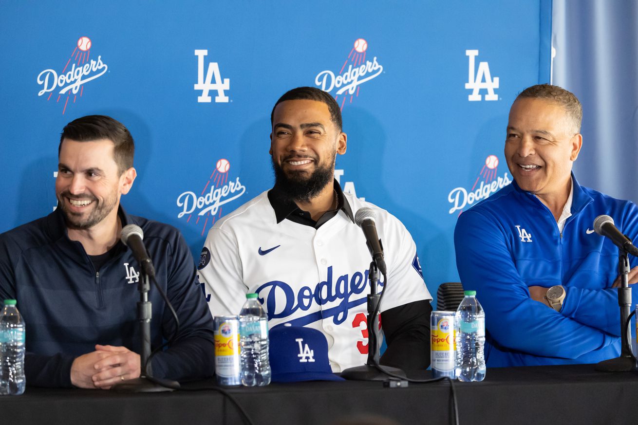 Teoscar Hernández re-signs with the Dodgers