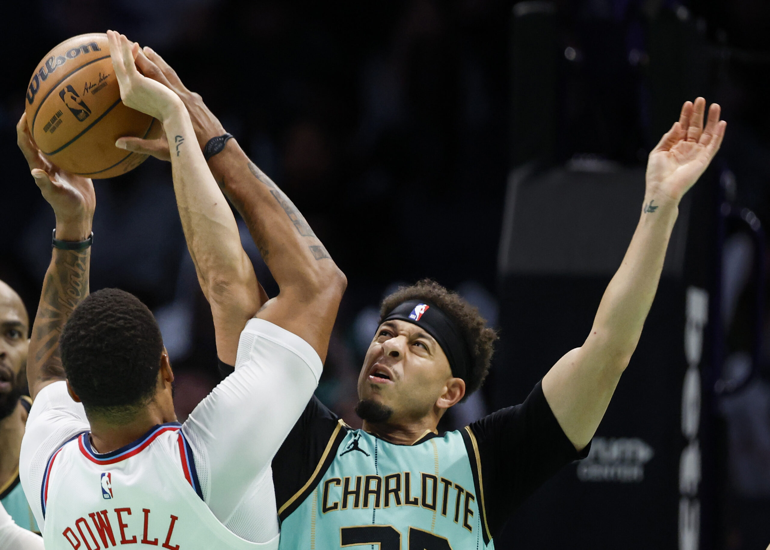 Charlotte Hornets guard Seth Curry, right, battles Clippers guard Norman...