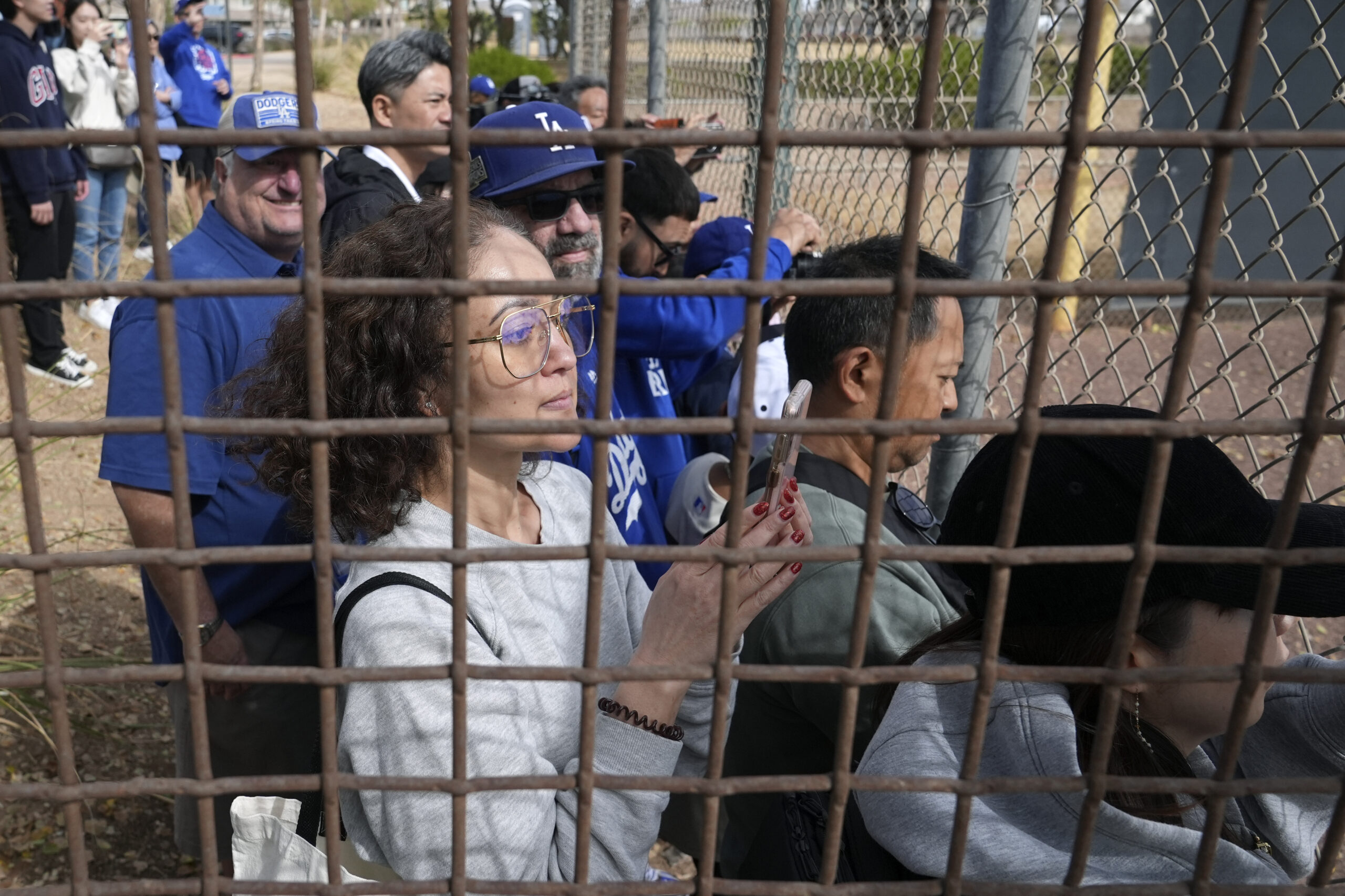 Dodgers fans try to get a glimpse of Dodgers star...