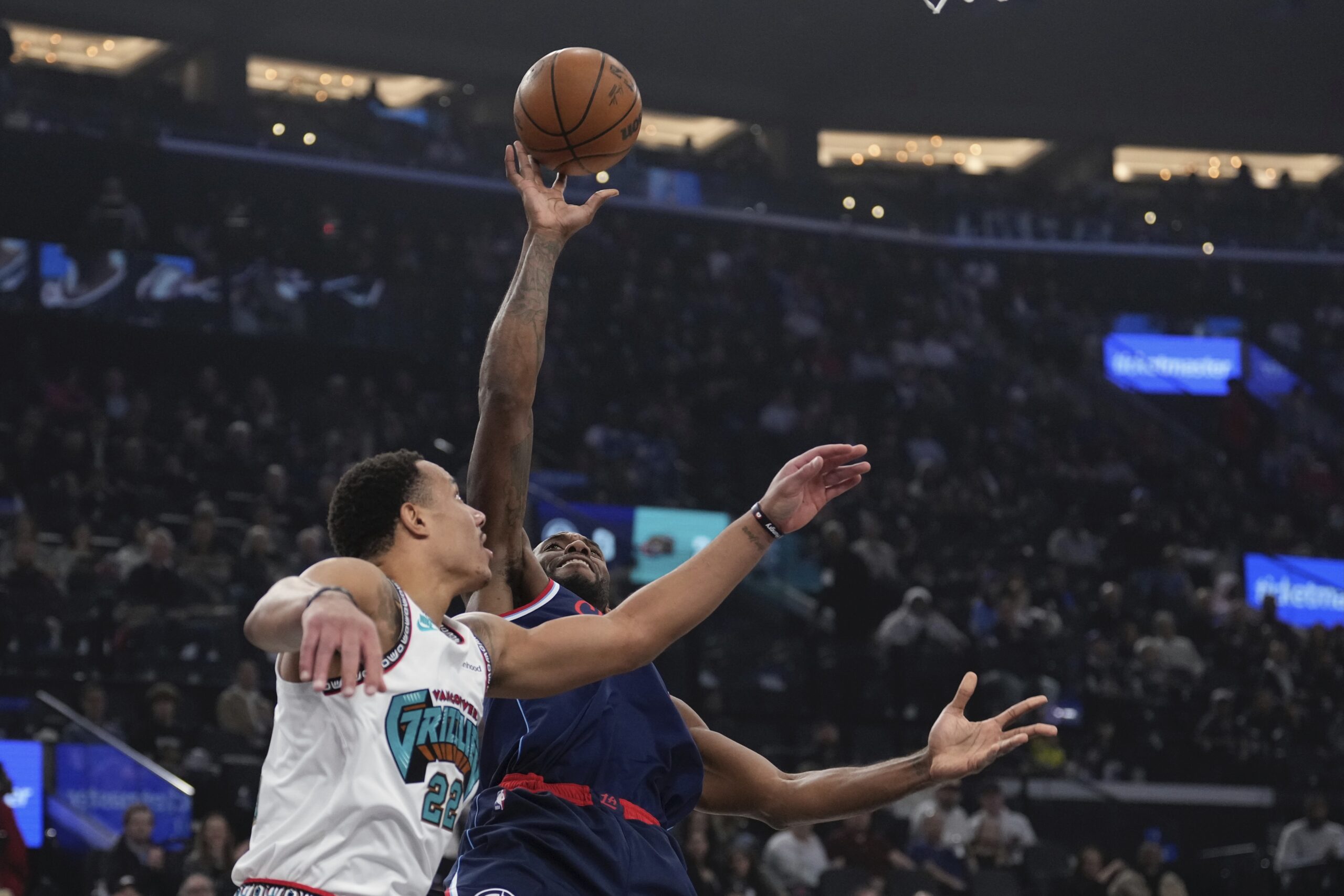 Clippers forward Kawhi Leonard, right, shoots as Memphis Grizzlies guard...