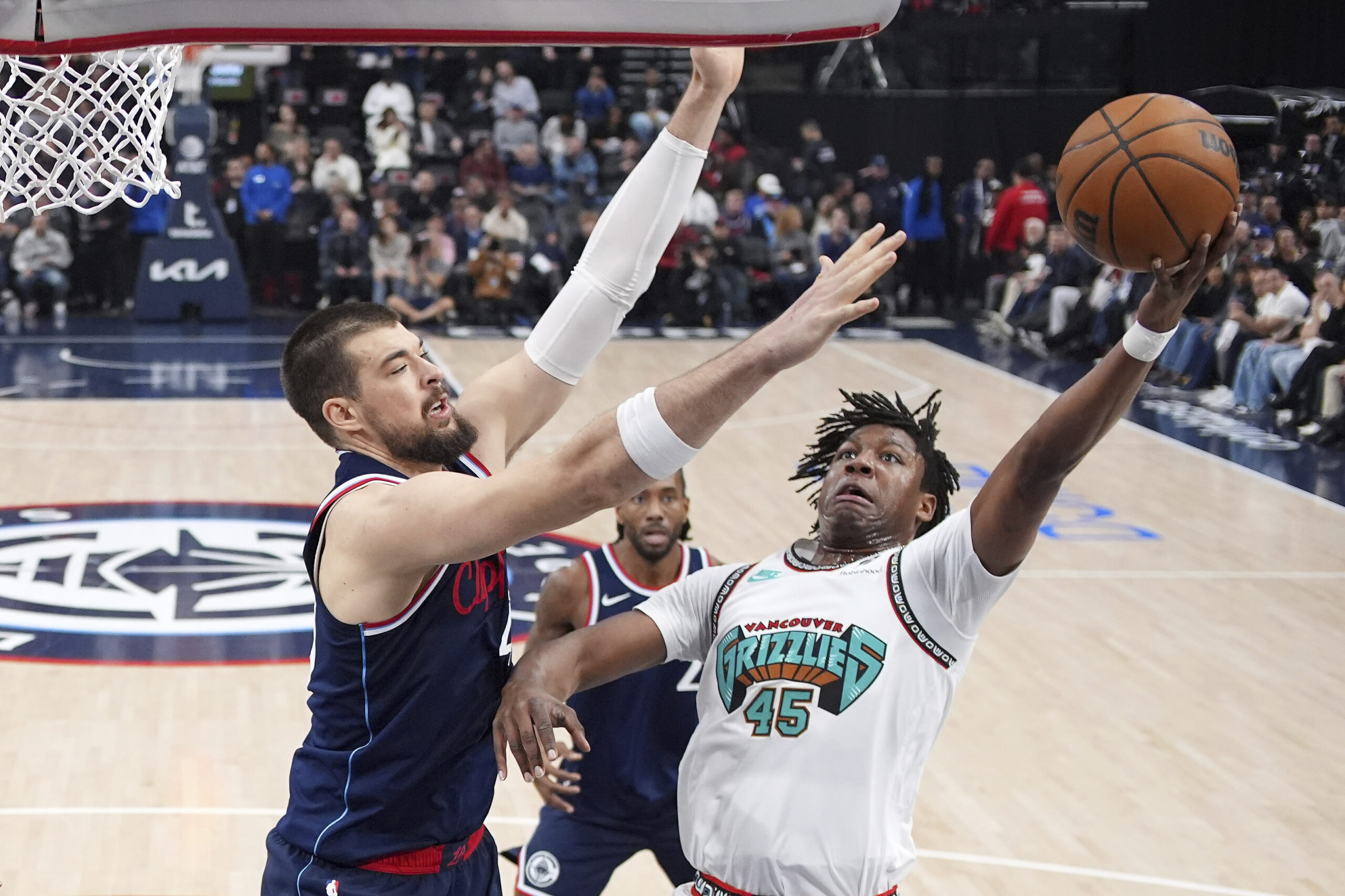 Memphis Grizzlies forward GG Jackson, right, shoots as Clippers center...