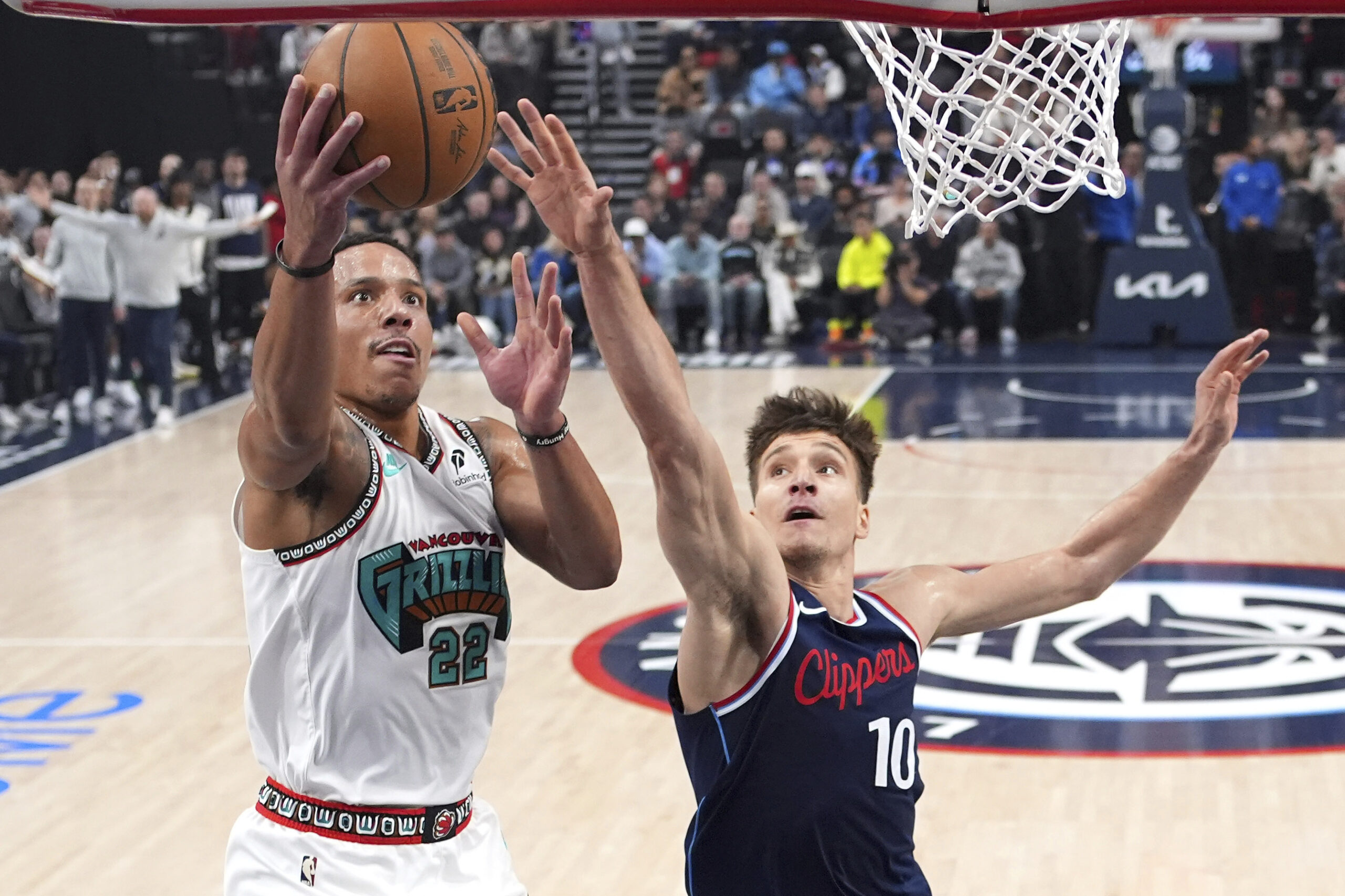 Memphis Grizzlies guard Desmond Bane, left, shoots as Clippers guard...