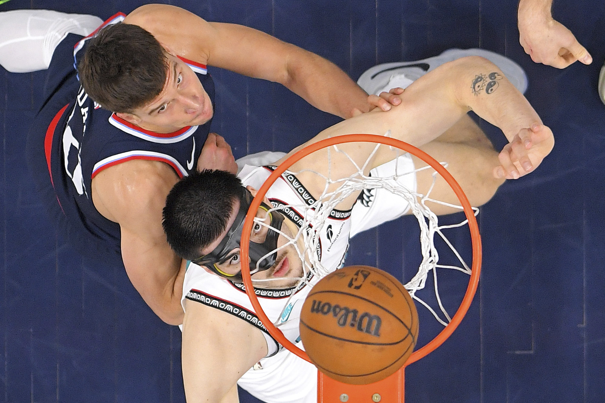 Clippers guard Bogdan Bogdanovic, left, and Memphis Grizzlies center Zach...