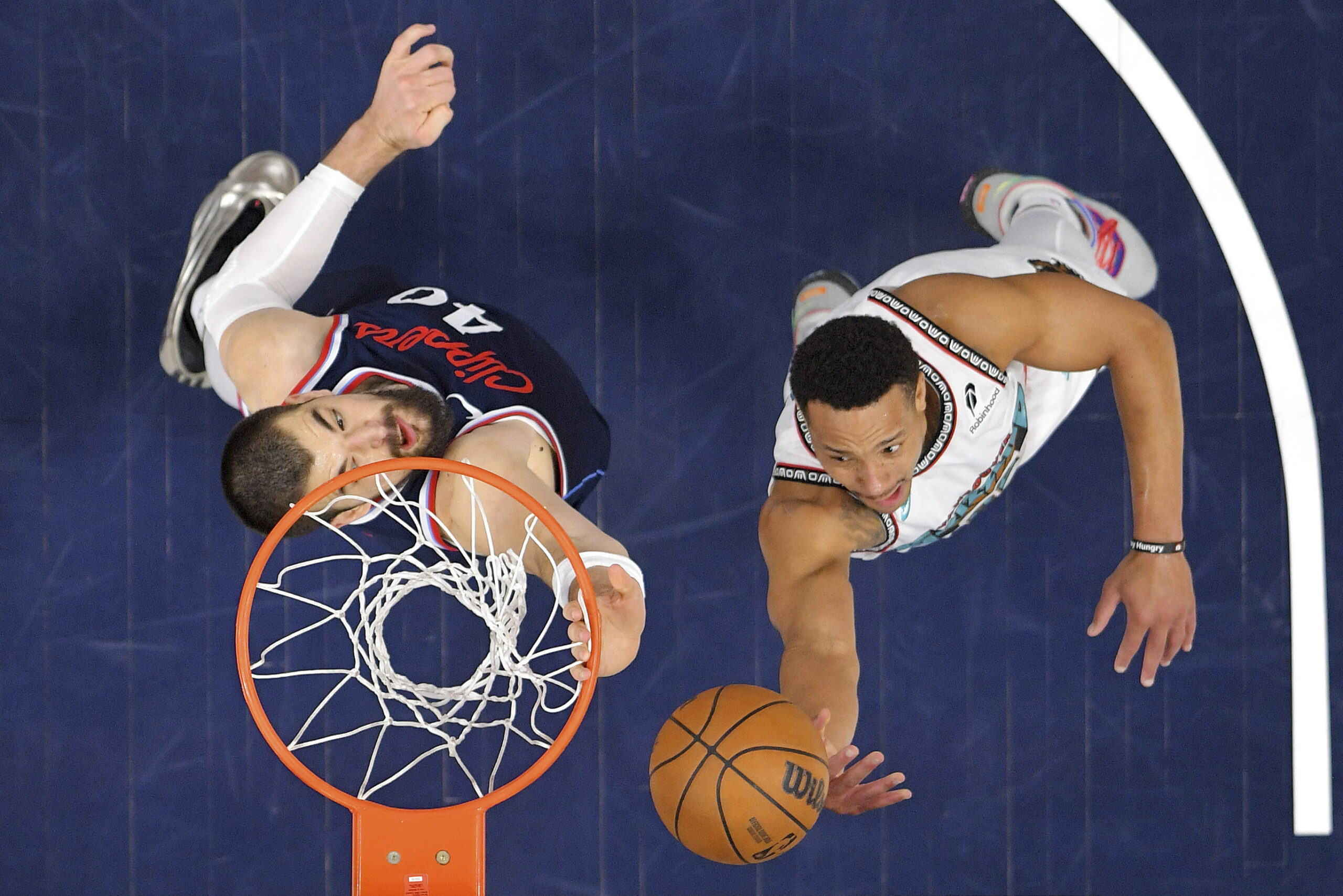 Memphis Grizzlies guard Desmond Bane, right, shoots as Clippers center...